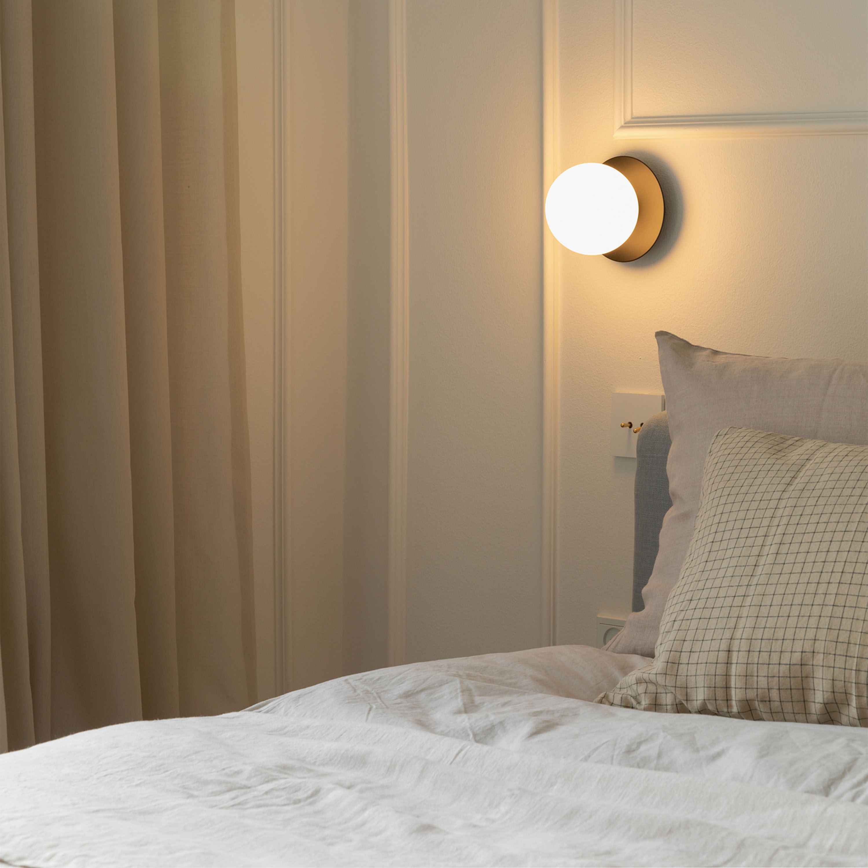 Nuura Liila 1 Vägg-/taklampa Black/Opal Small