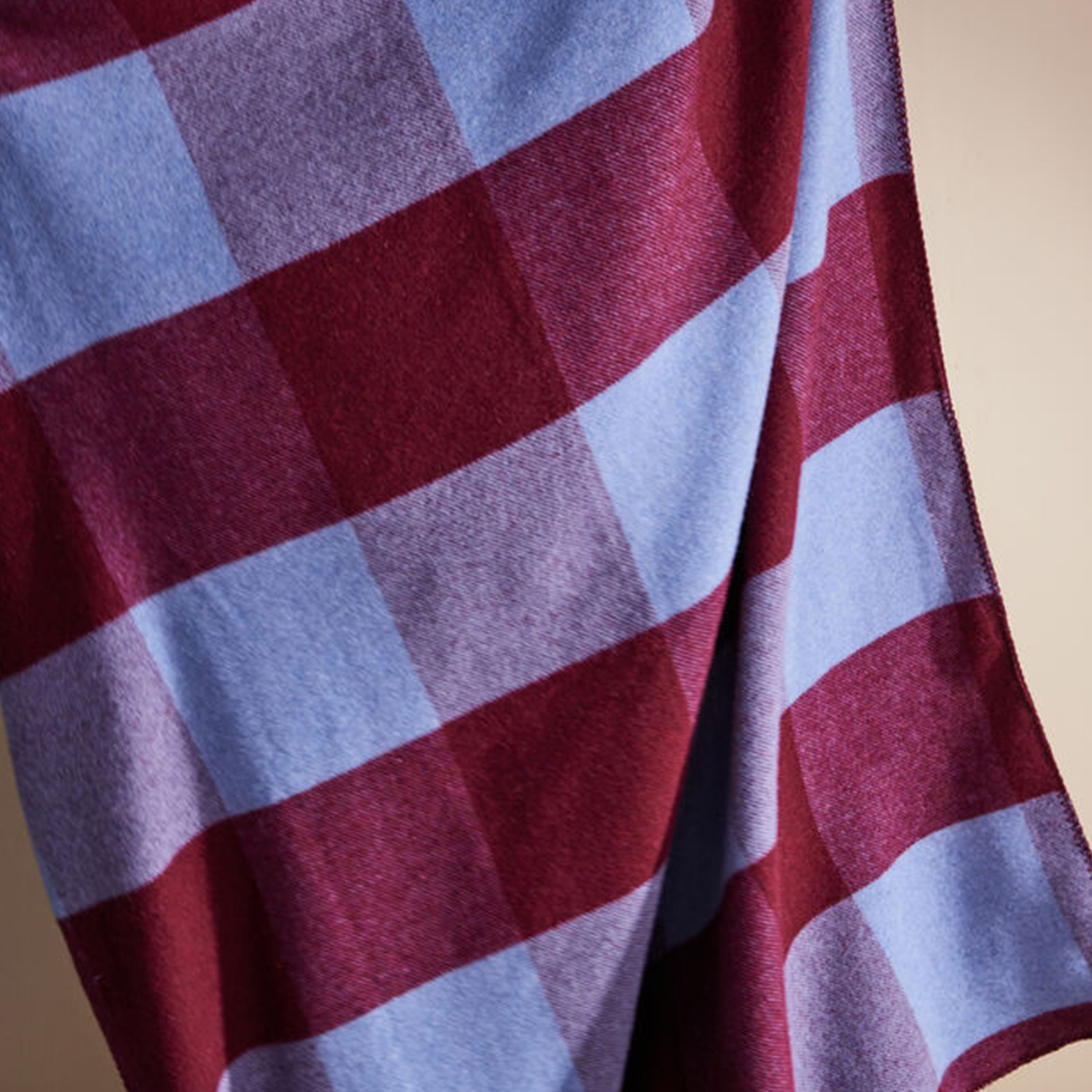 Byon Embrace Pledd Lys Blå/Bordeaux 130x200