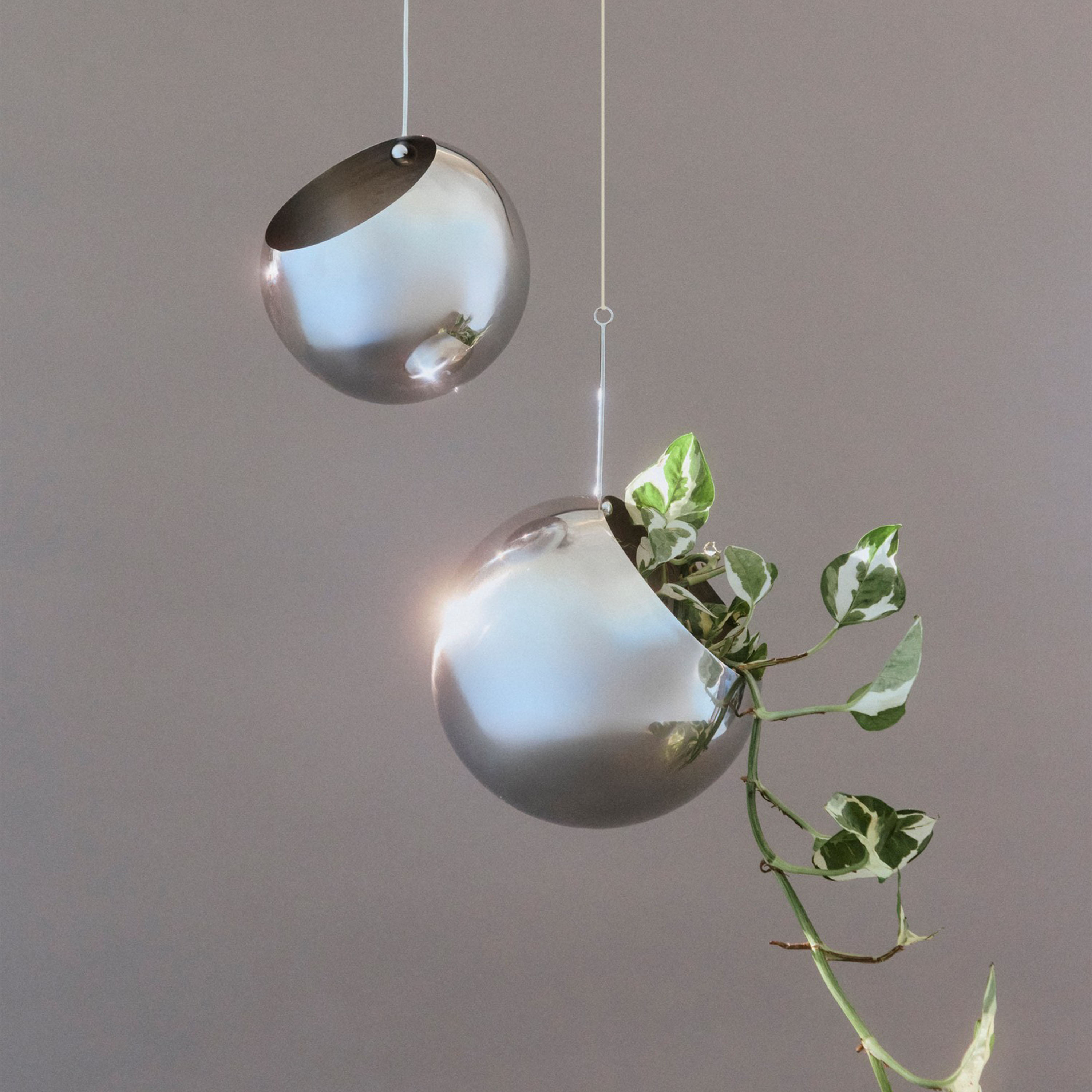 AYTM Globe Wandtopf Silber Ø17