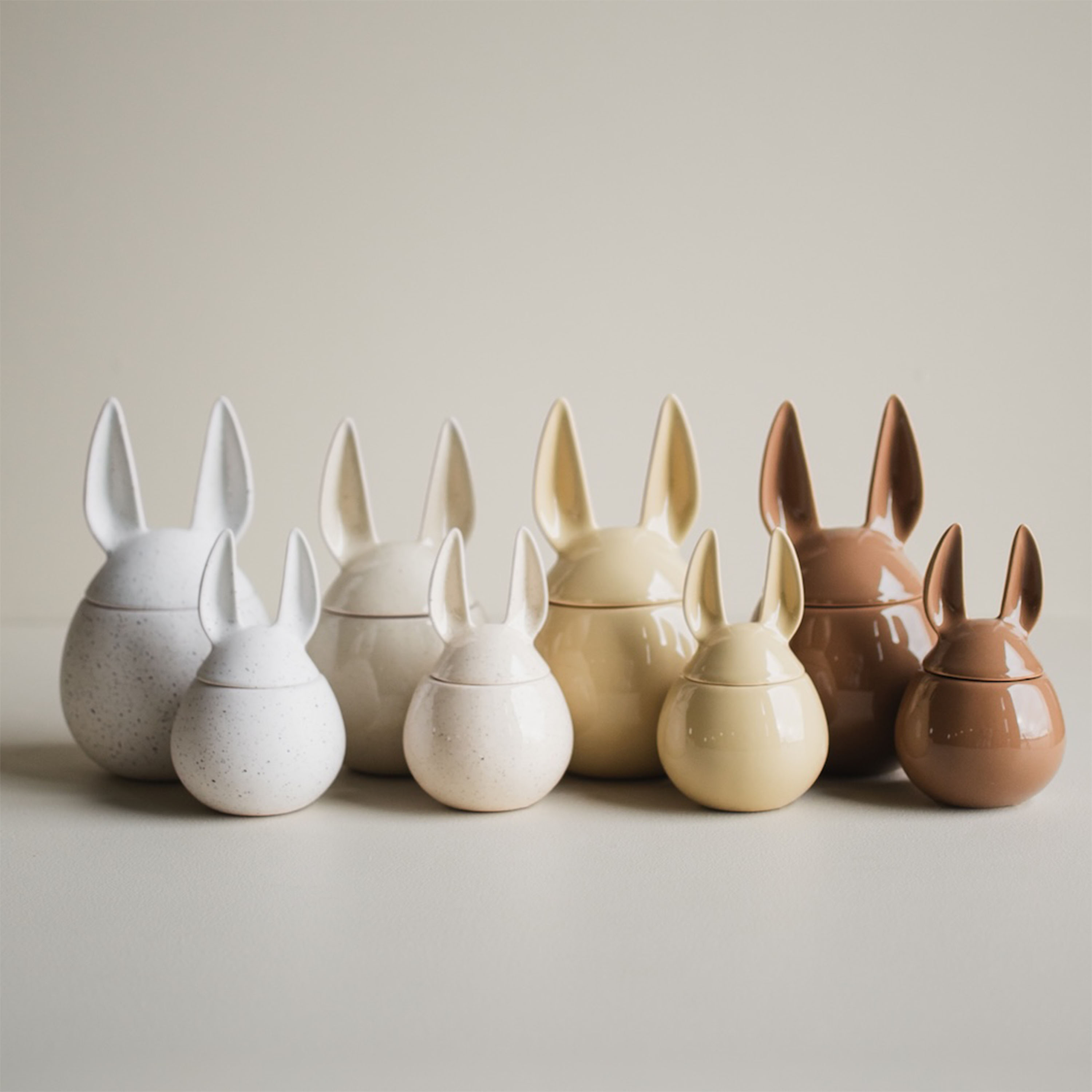 DBKD Eating Rabbit Pääsiäismuna Shiny Yellow Large