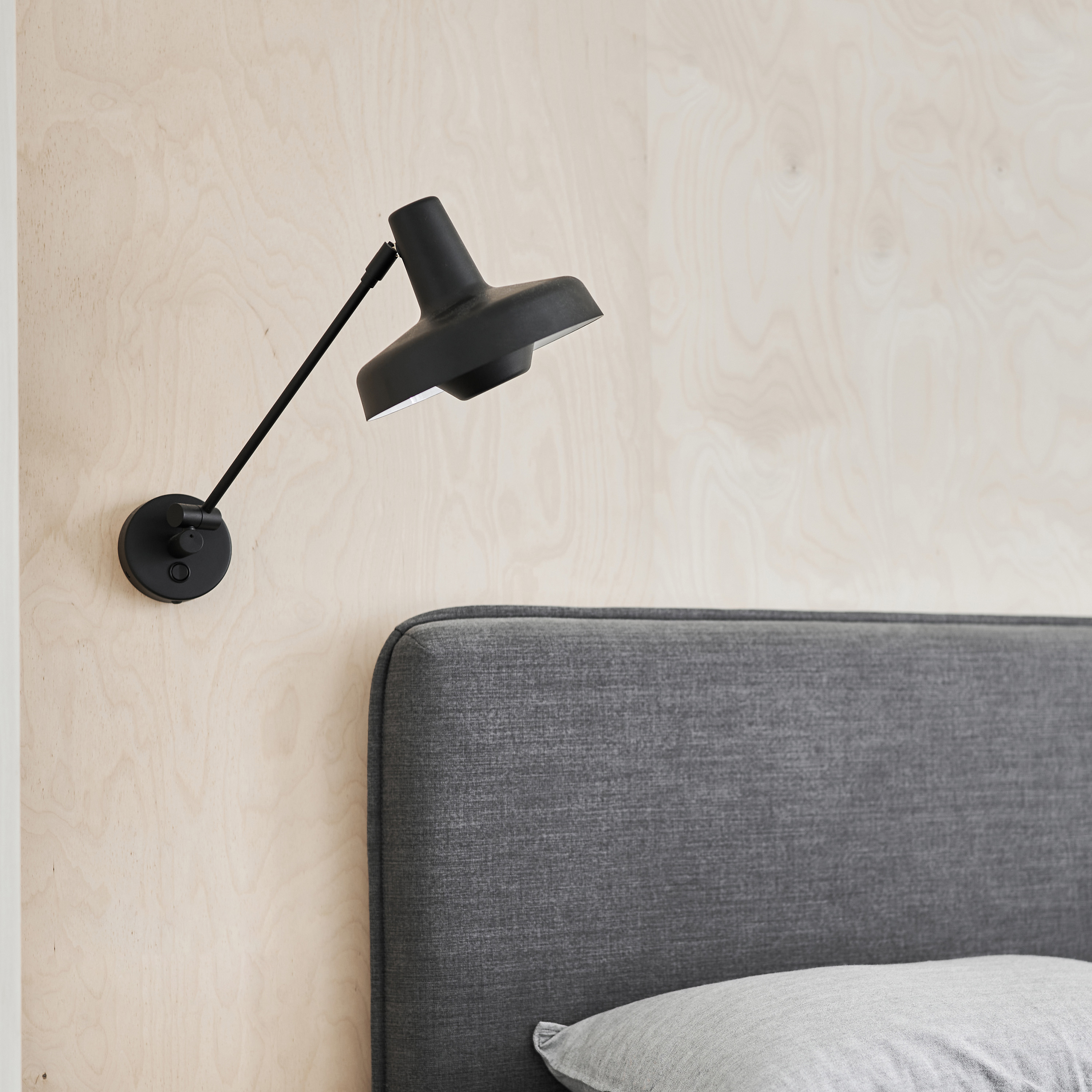 Grupa Arigato Seinävalaisin Short Black