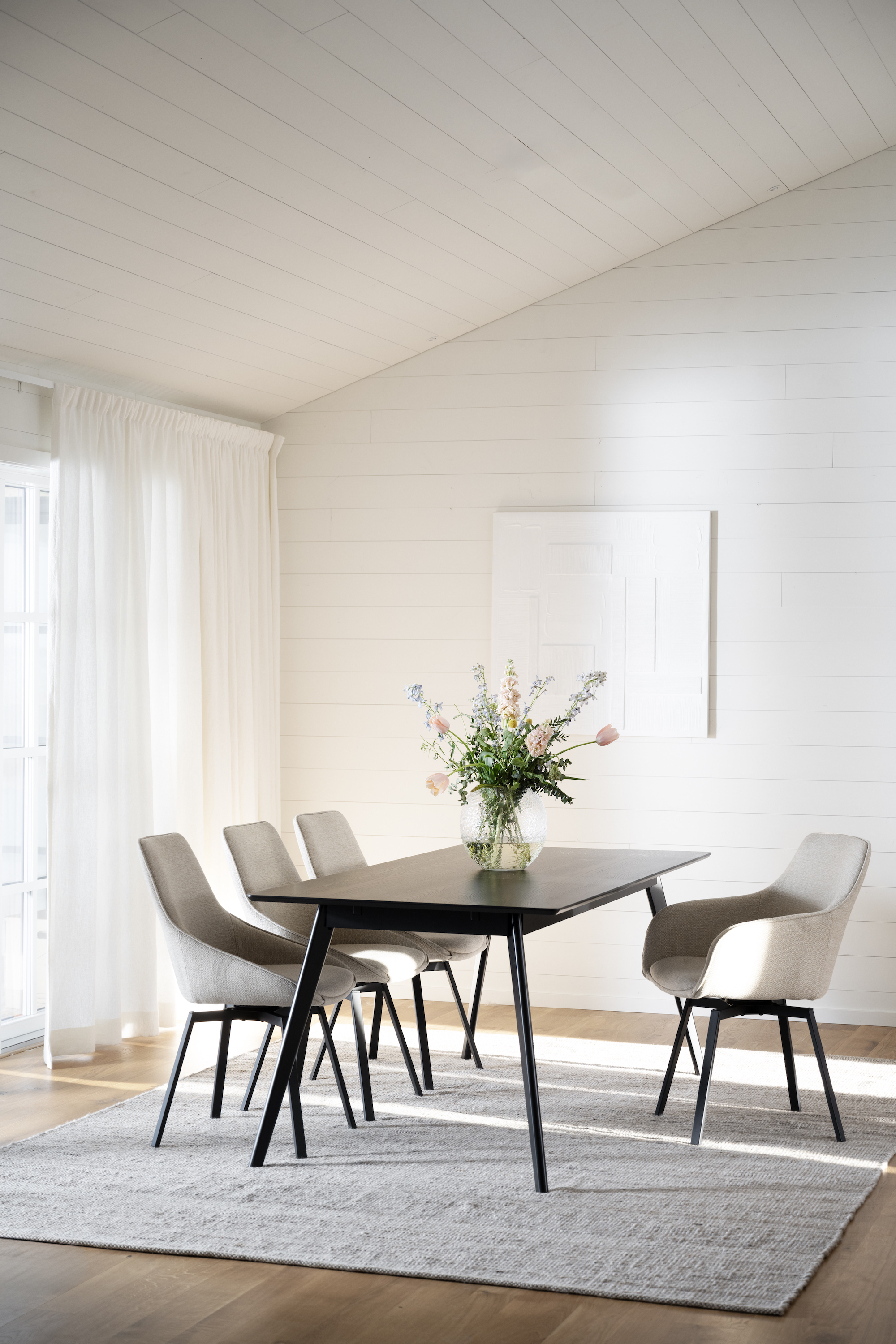 Rowico Home Alison Karmstol Ljusbeige/Svart