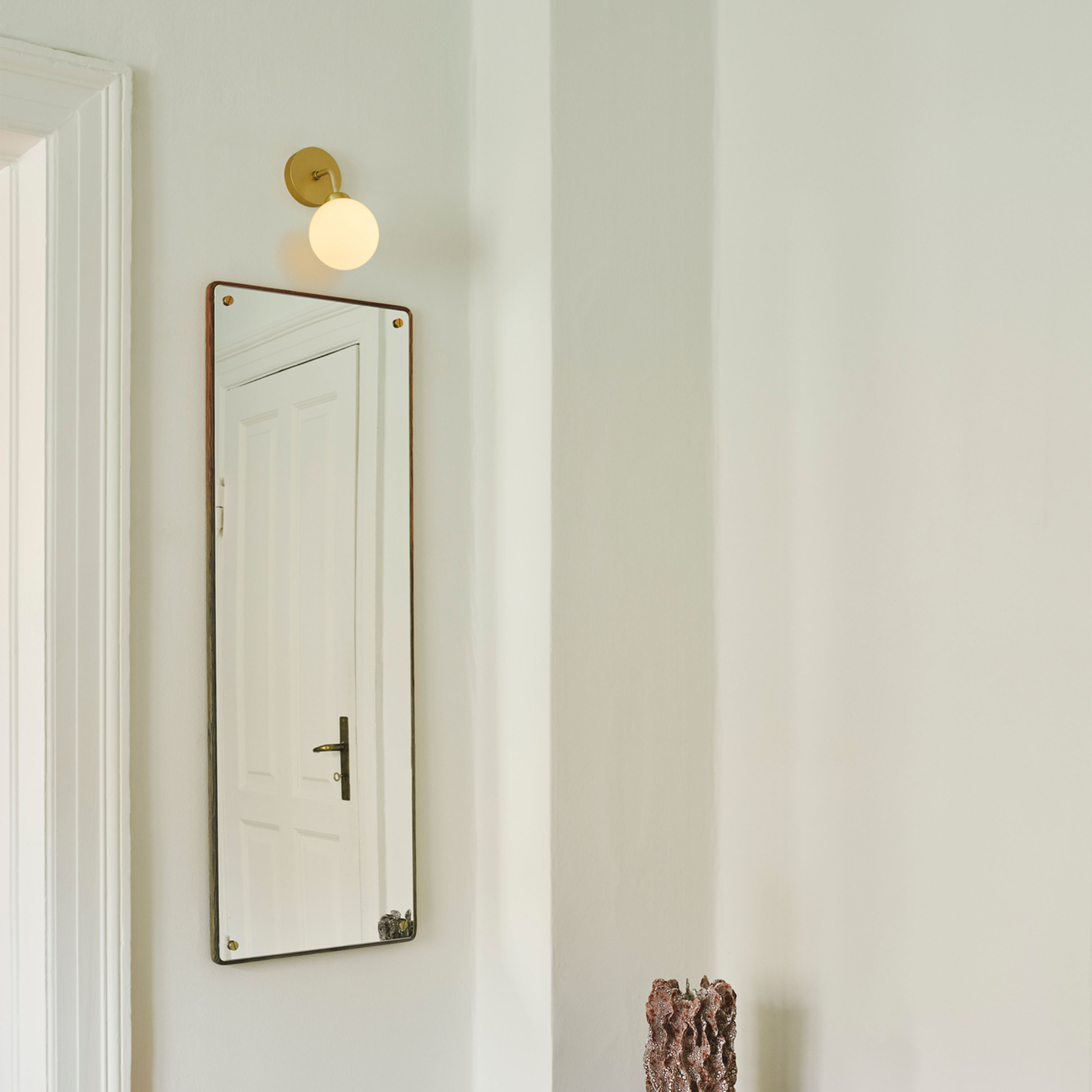 Nuura Apiales Vägglampa Brushed Brass/Opal