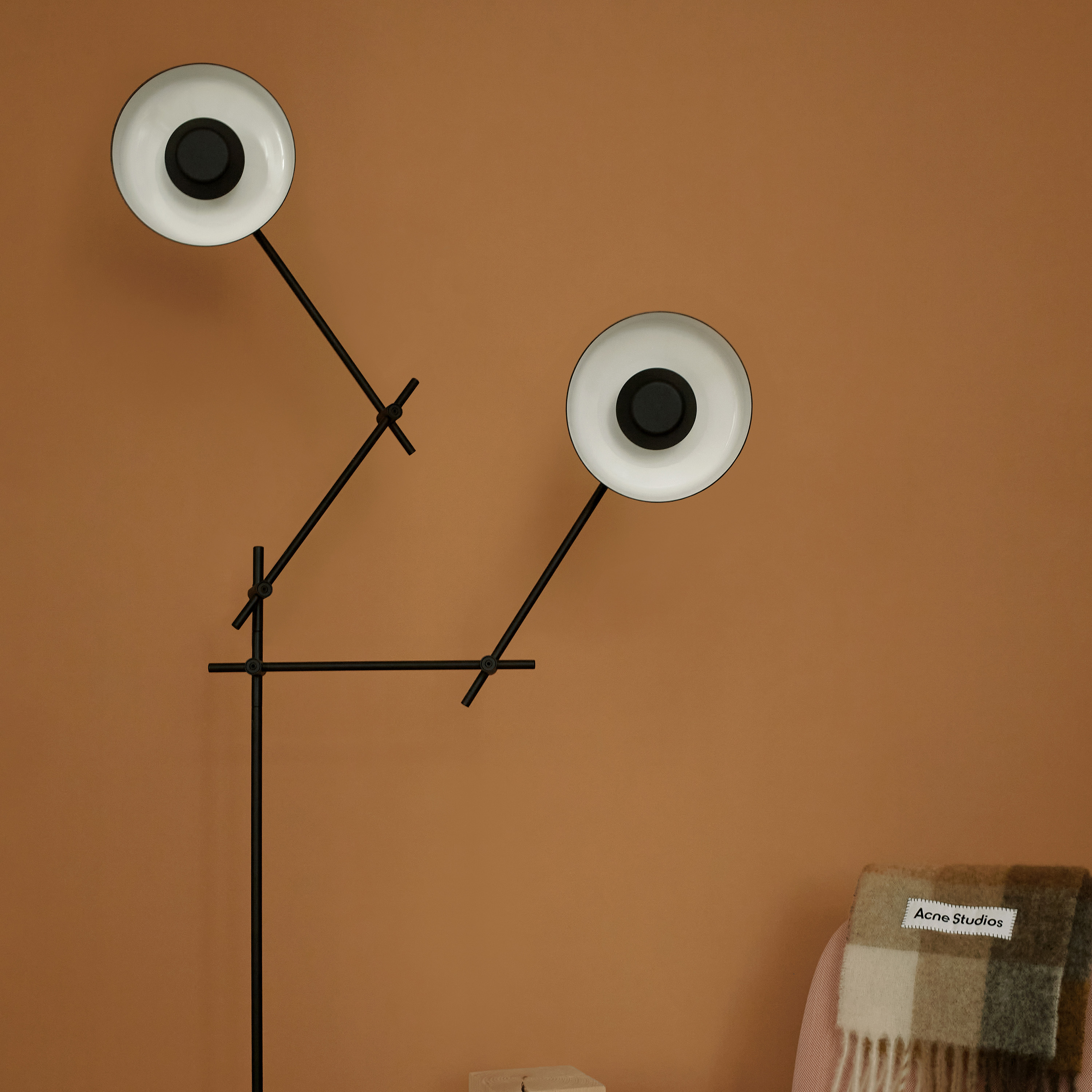 Grupa Arigato Golvlampa Double Black