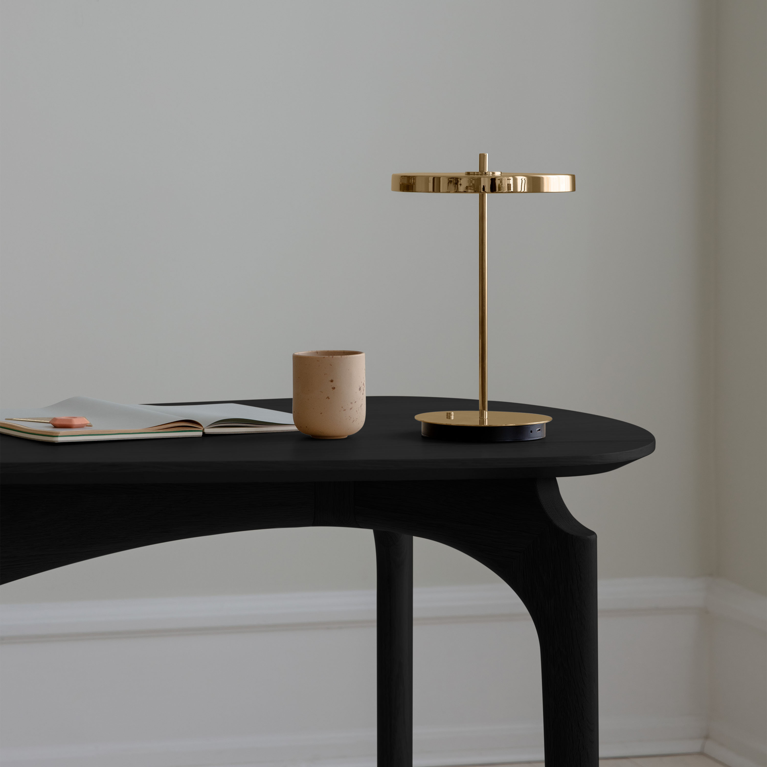 Umage Asteria Move Monochrome Portabel Bordslampa Brass