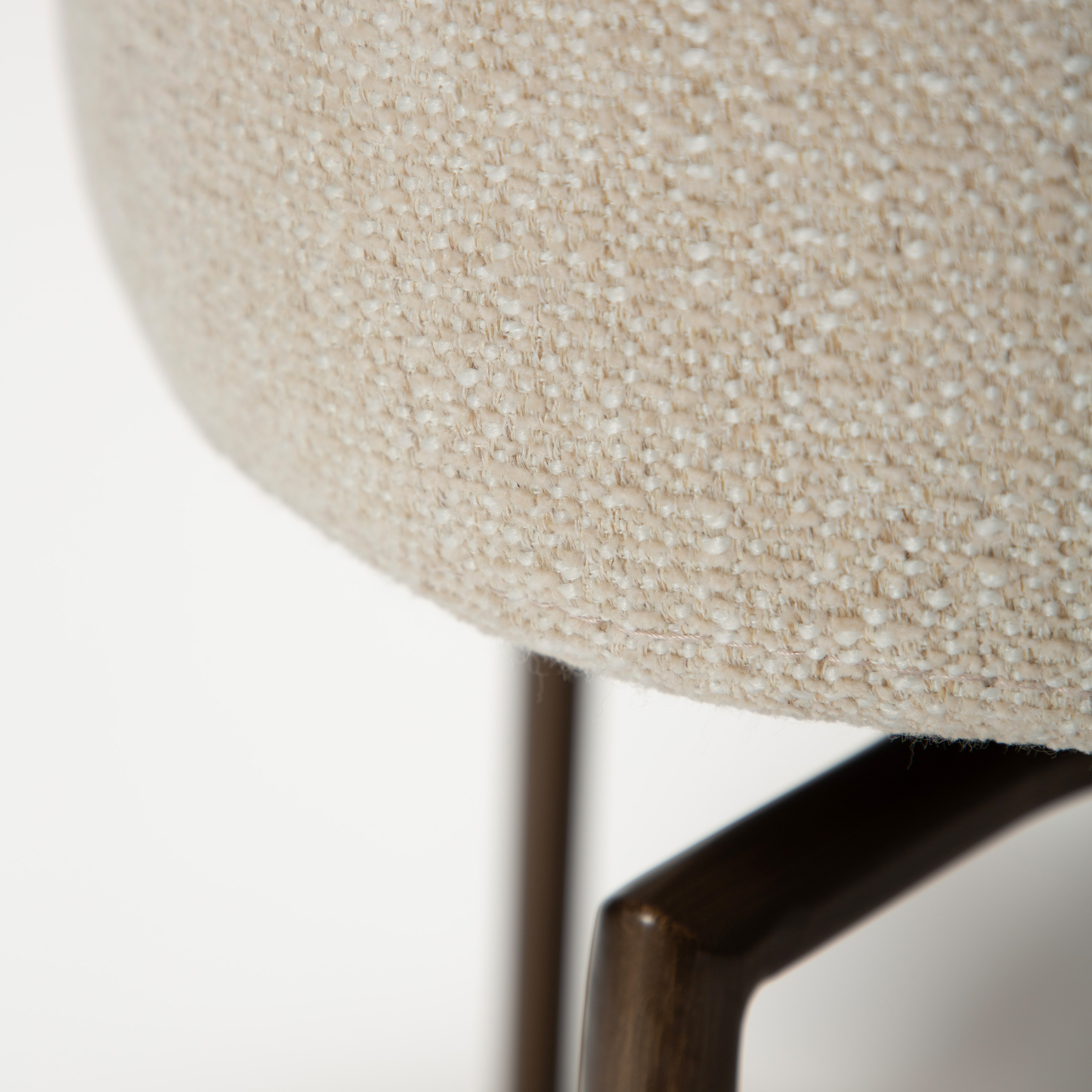 Dan Form Bae Swivel Tuoli Simply Beige Bouclé/Antique Brass