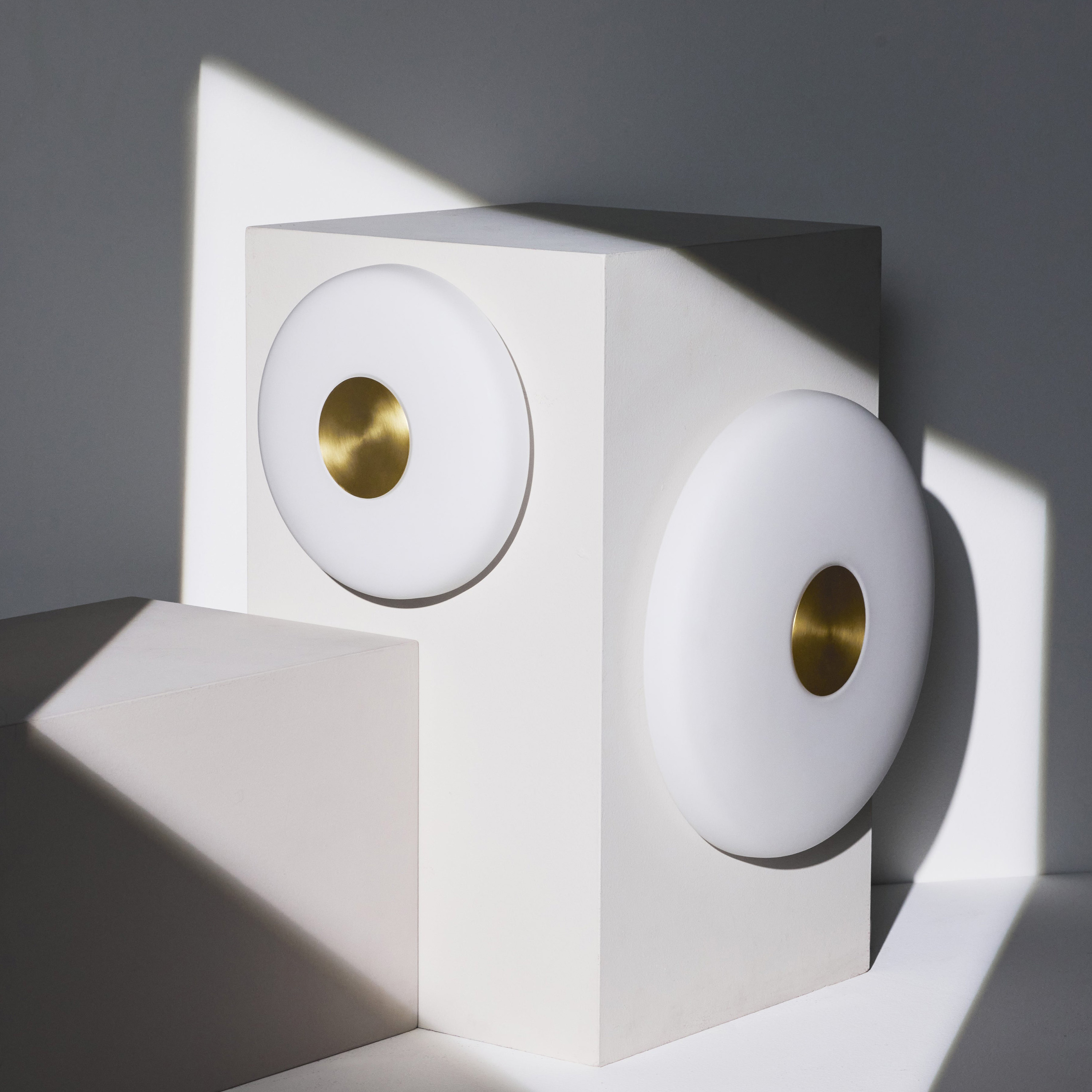 Northern Glint Wandleuchte Opal/Gebürstetes Messing 25 cm