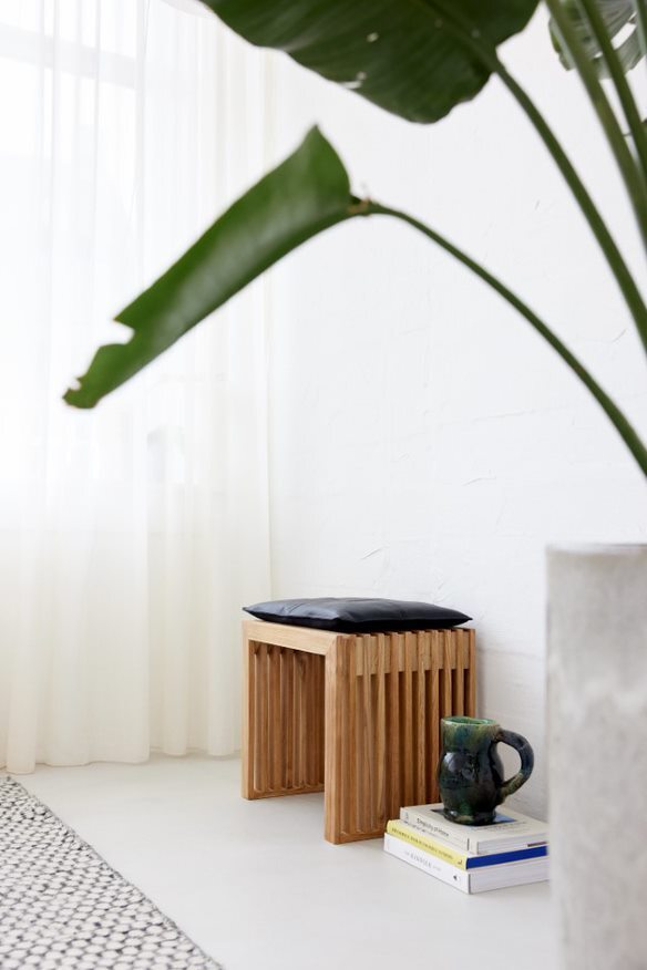 Cinas Rib Hocker Teak/Schwarz 45cm