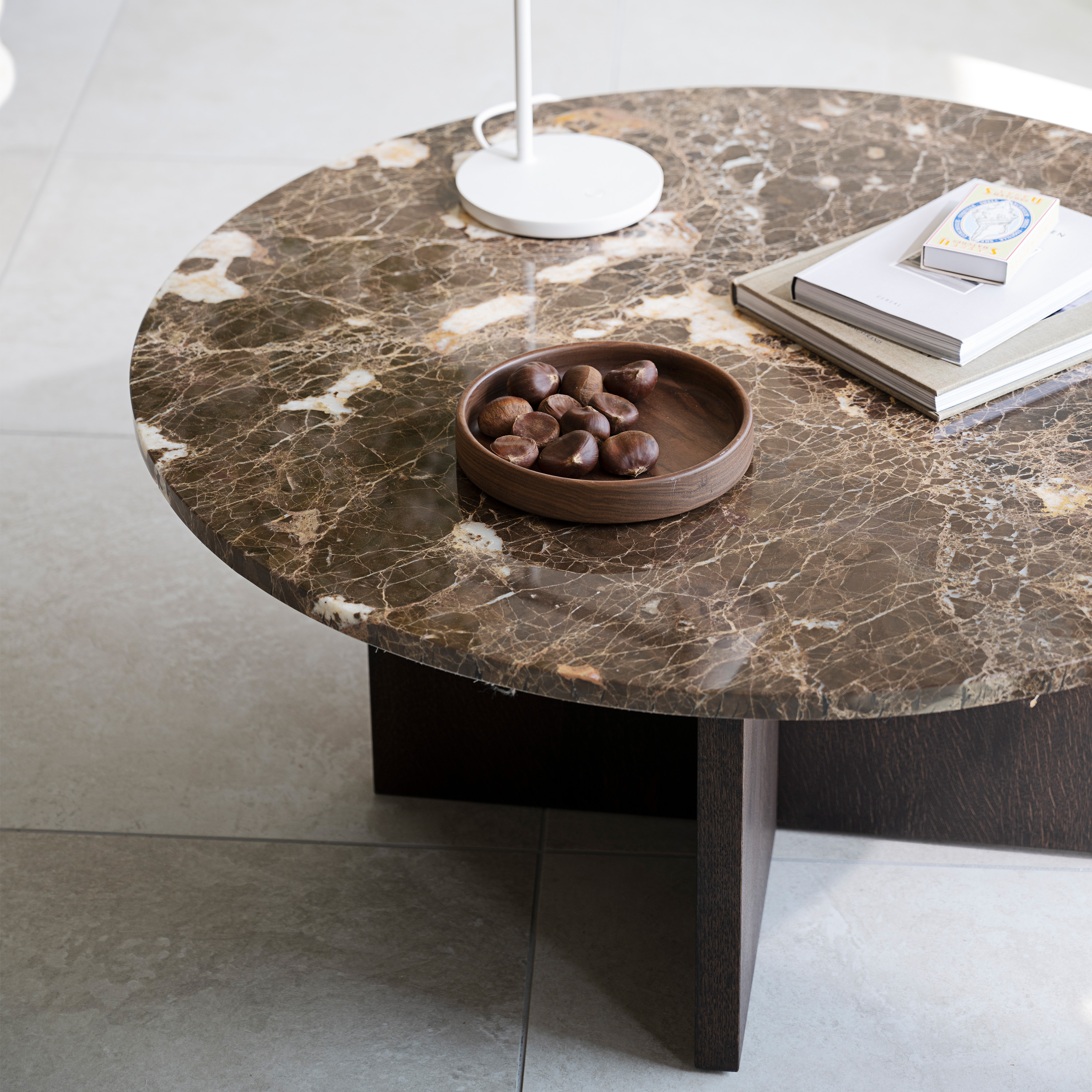 Rowico Home Brooksville Couchtisch Braun Marmor/Eiche Ø90