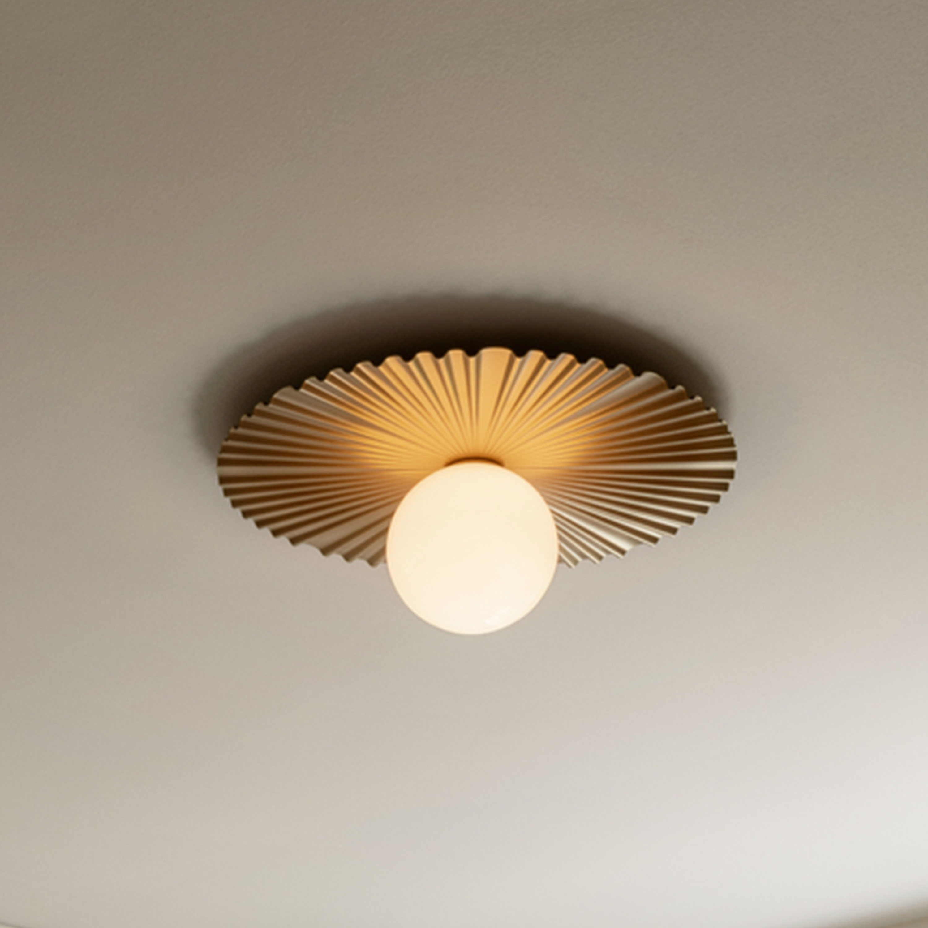 Nuura Liila Muuse Vägg/Taklampa Nordic Gold/Opal Ø42