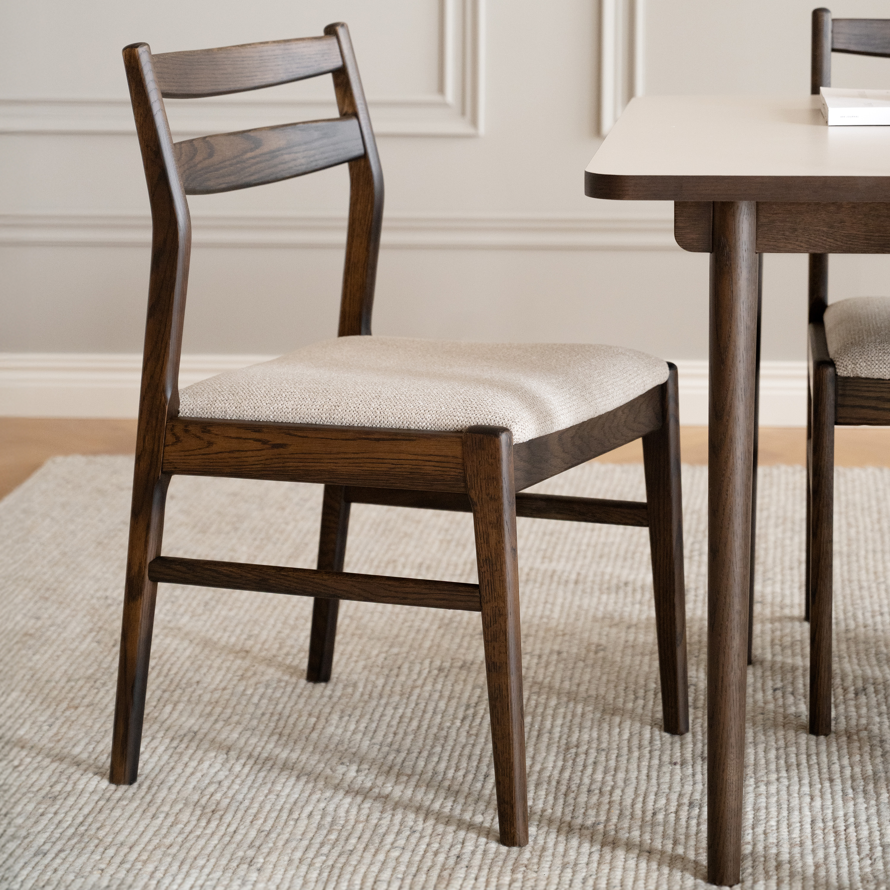 Rowico Home Kerwin Matstol Brun Ek/Ljusbeige