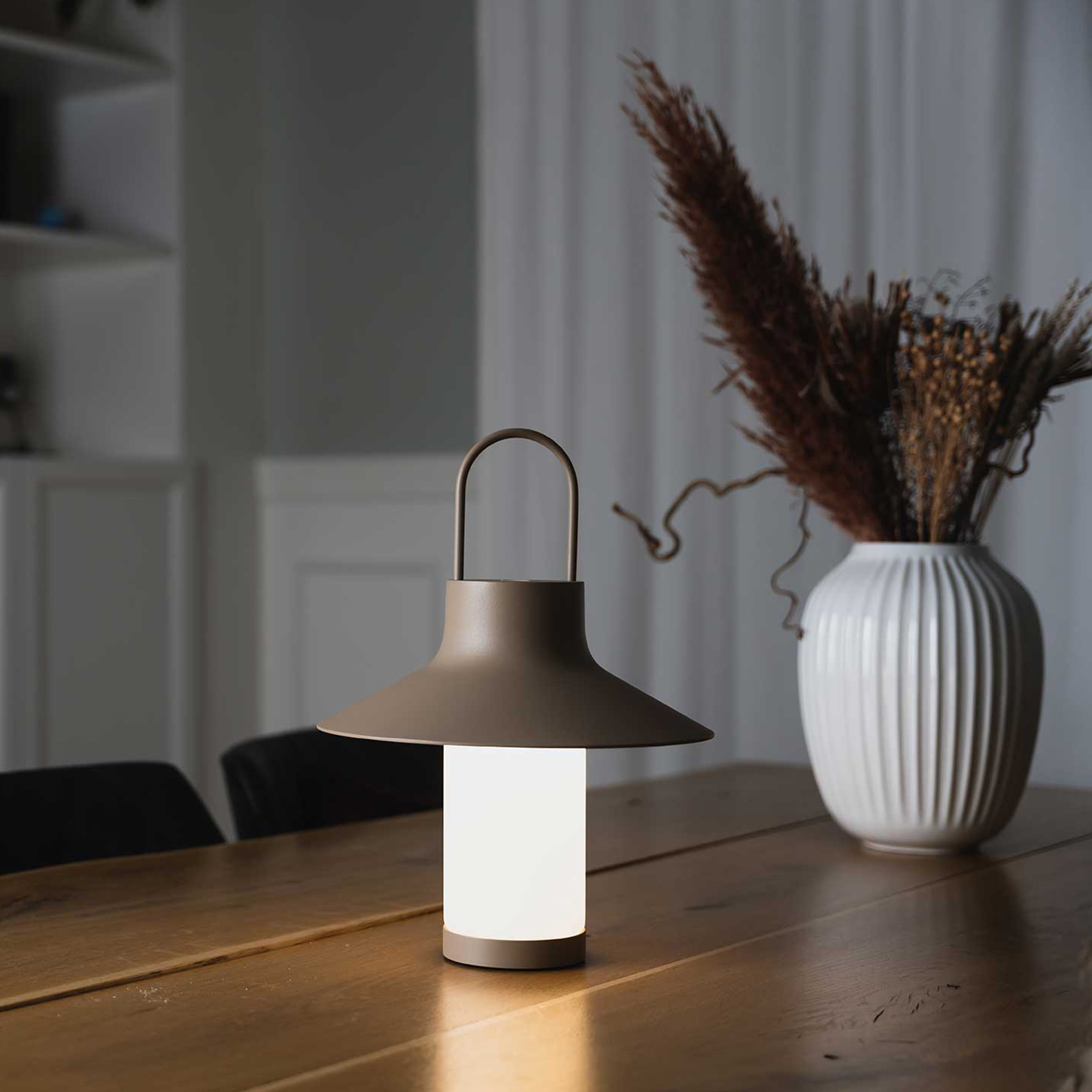 LOOM Design Shadow Ladattava Pöytävalaisin Grey/Beige Ø25