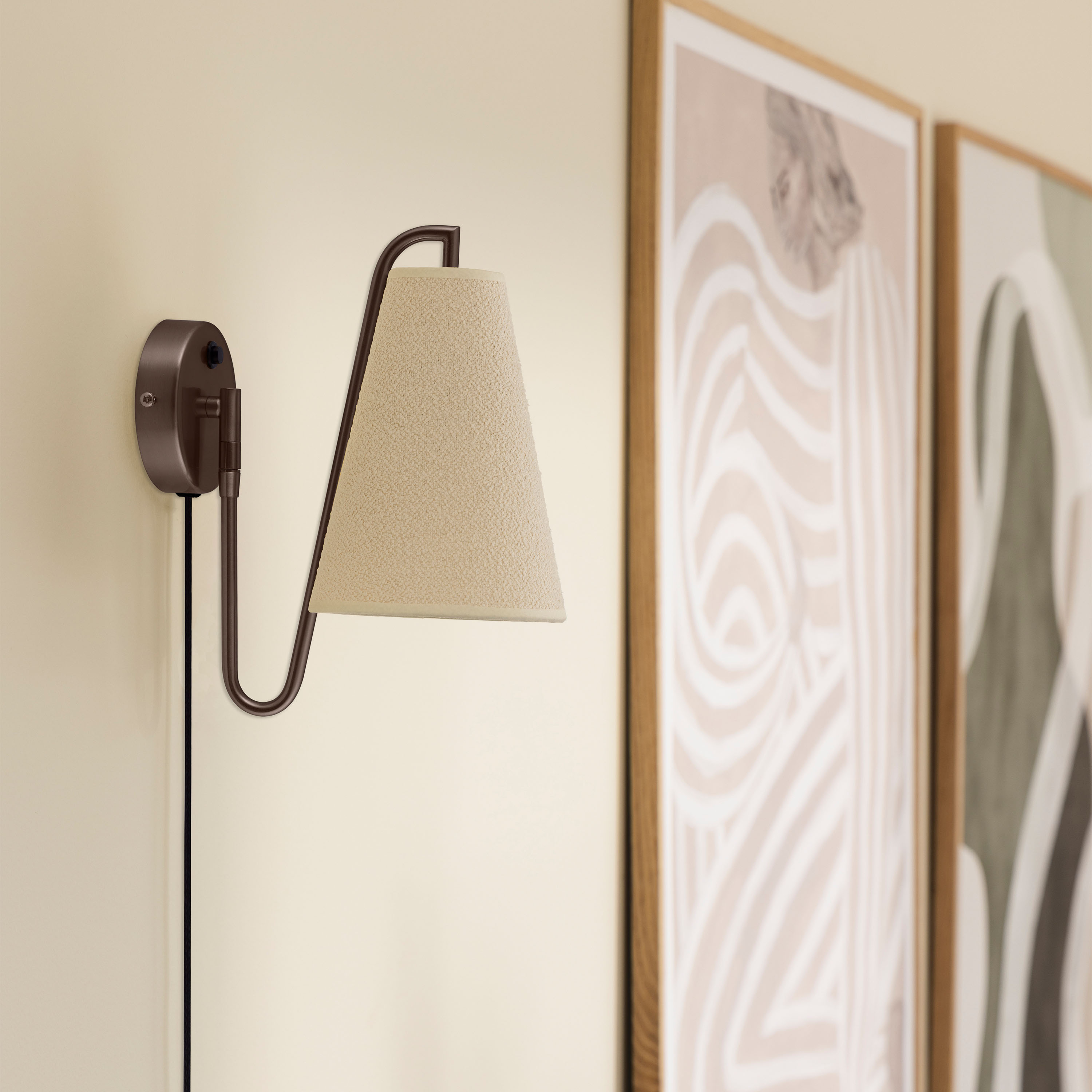 Globen Lighting Lou Wandleuchte Weißer Bouclé/Bronze