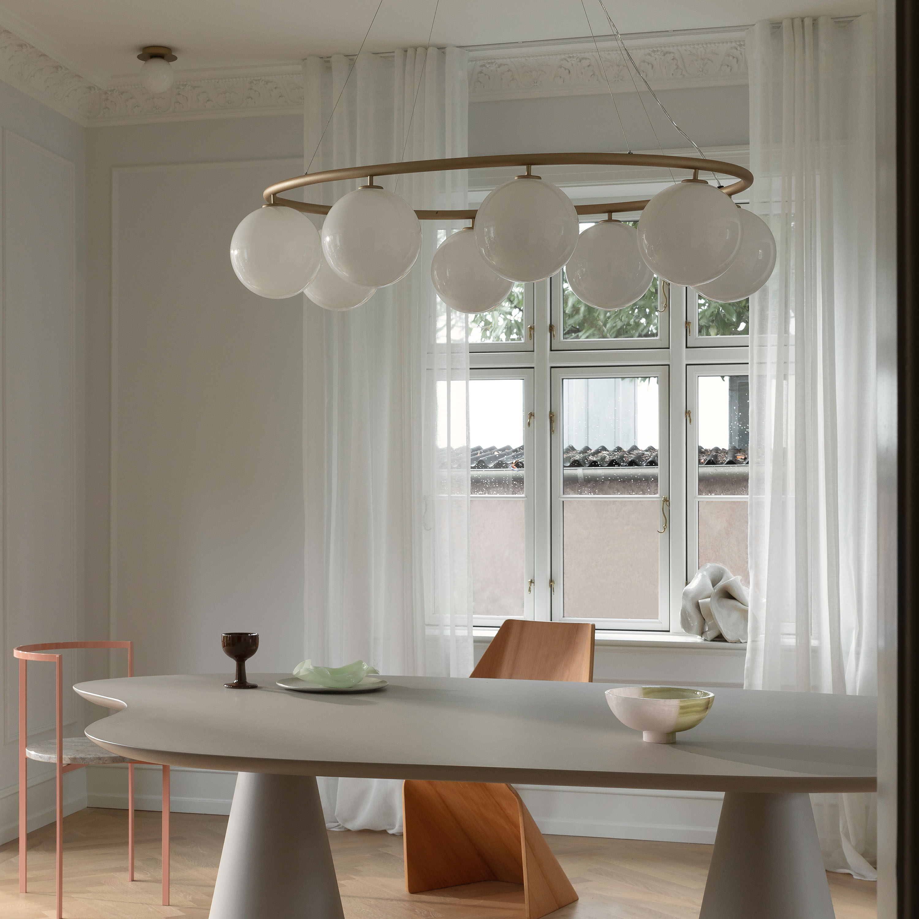 Nuura Miira 8 Oval Taklampa Brass/Opal 109x80