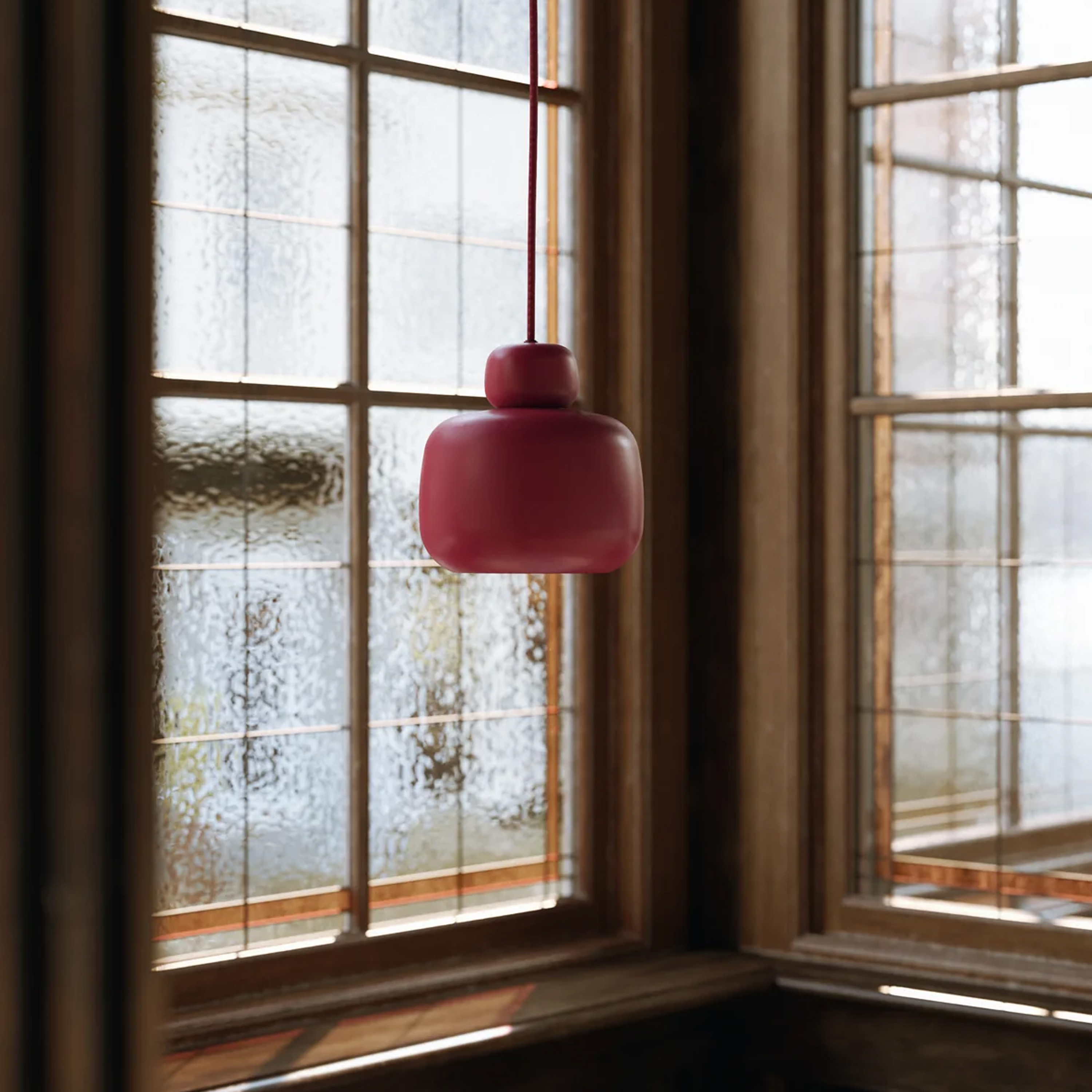 Woud Stone Taklampa Deep red Small