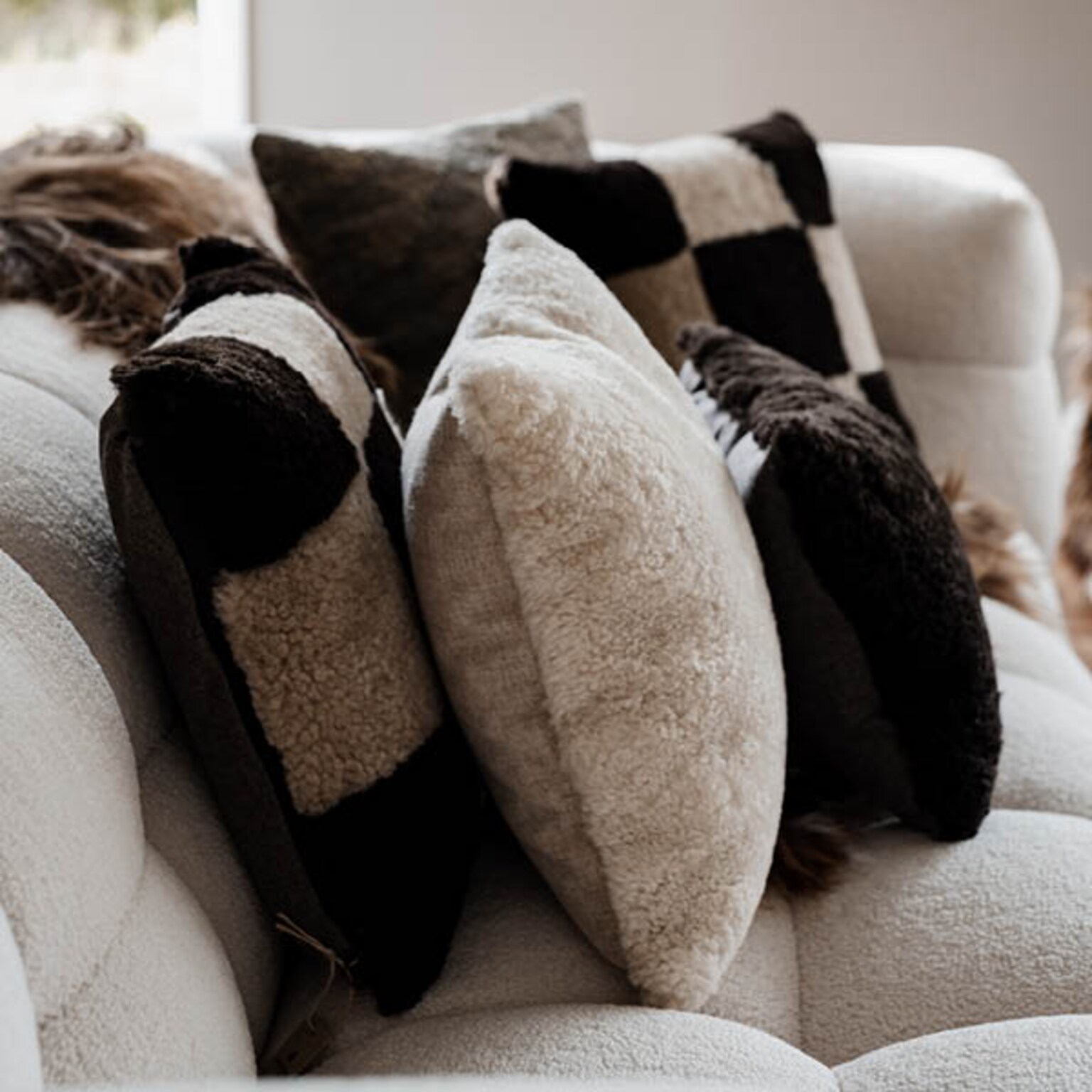 Shepherd Ruth Prydnadskudde Schaffell Stone/Dunkelbraun 40x40