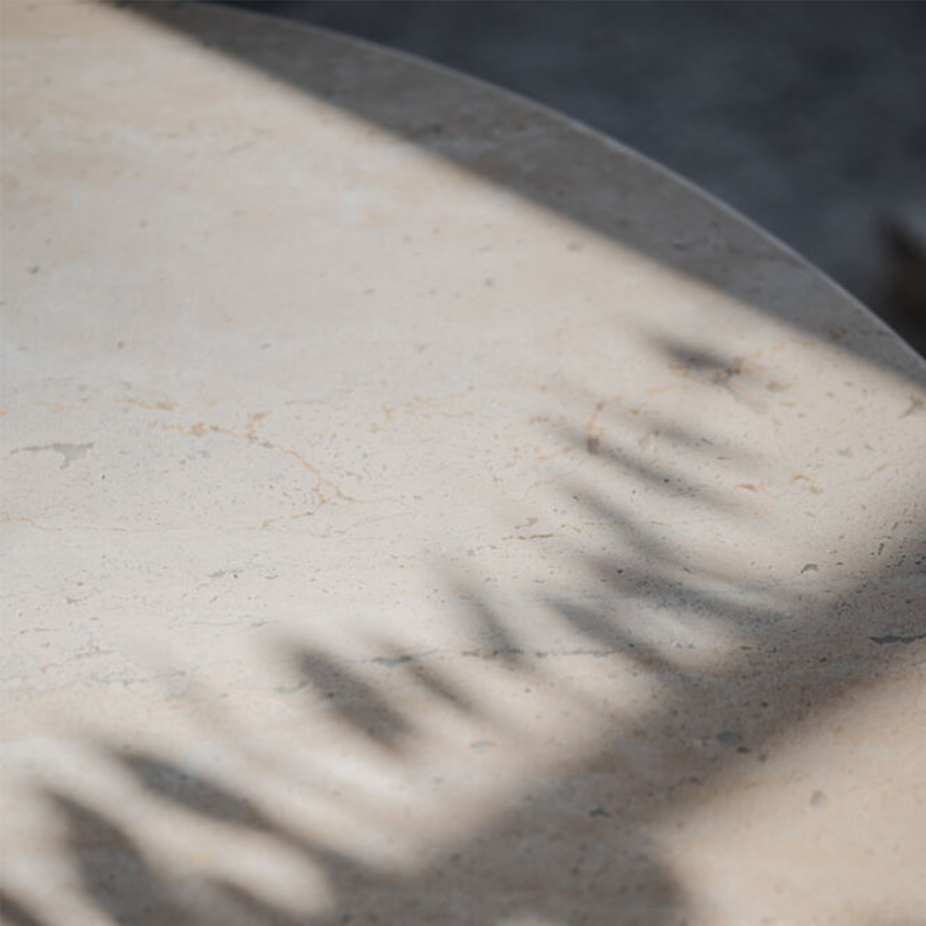 Rowico Home Taransay Soffbord Beige Travertin/Brun Ek Ø60