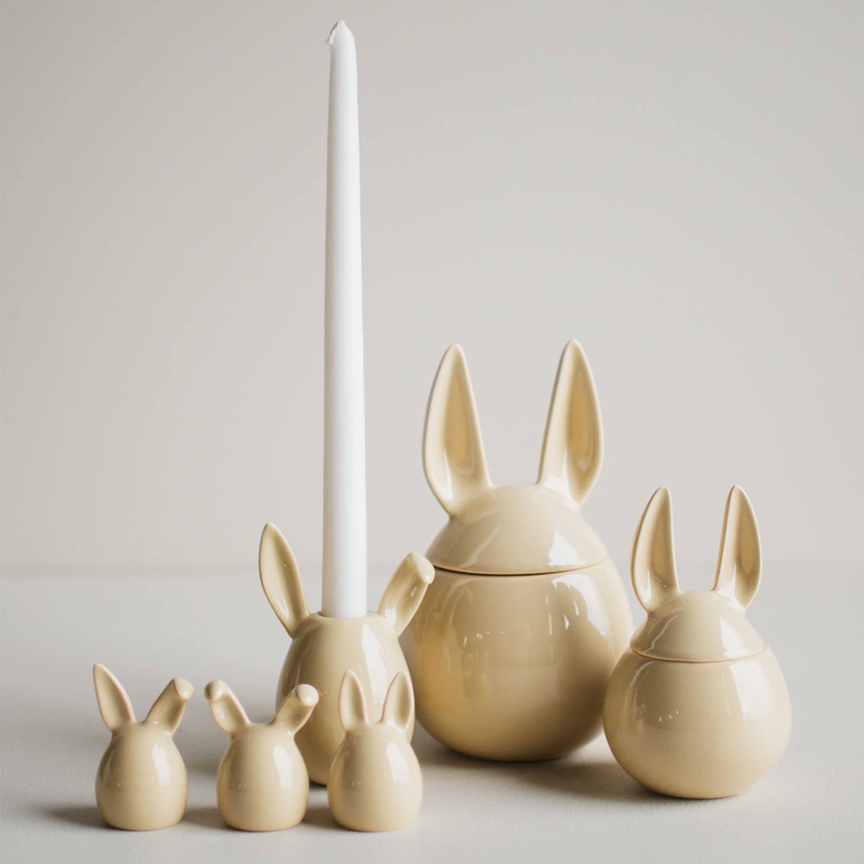 DBKD Eating Rabbit Pääsiäismuna Shiny Yellow Small