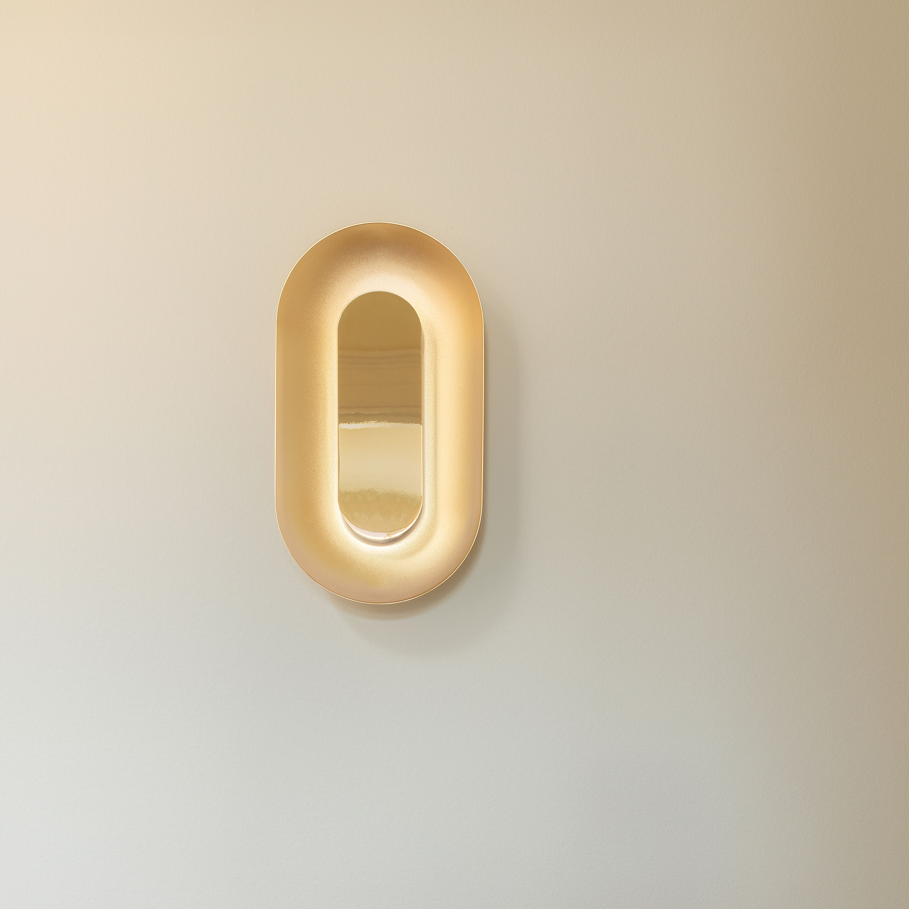 Nuura Sasi Vägglampa Brass Small