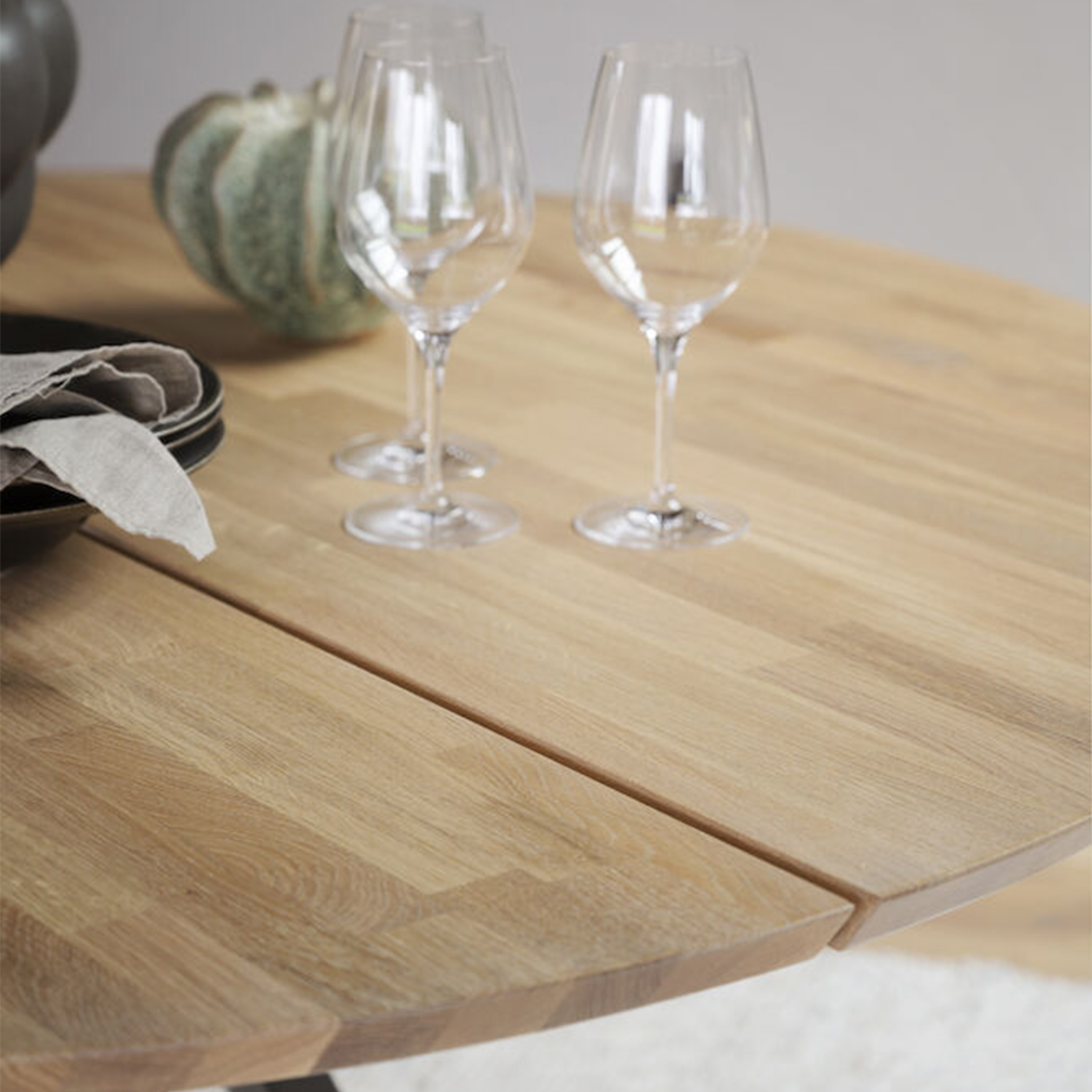 Rowico Home Carradale Matbord Ek/Svart Ø150