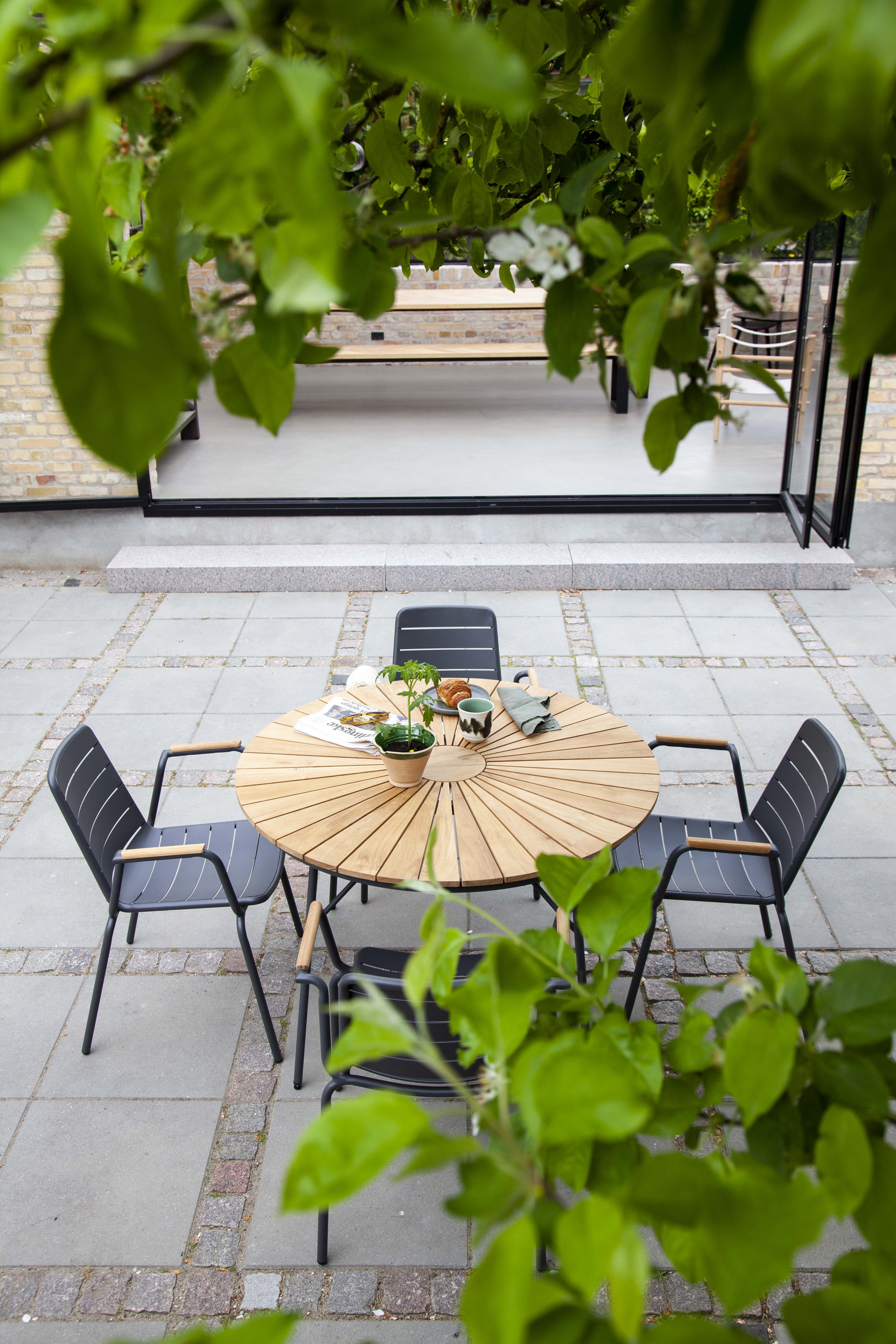 Cinas Parc Armlehnstuhl Teak/Anthrazit