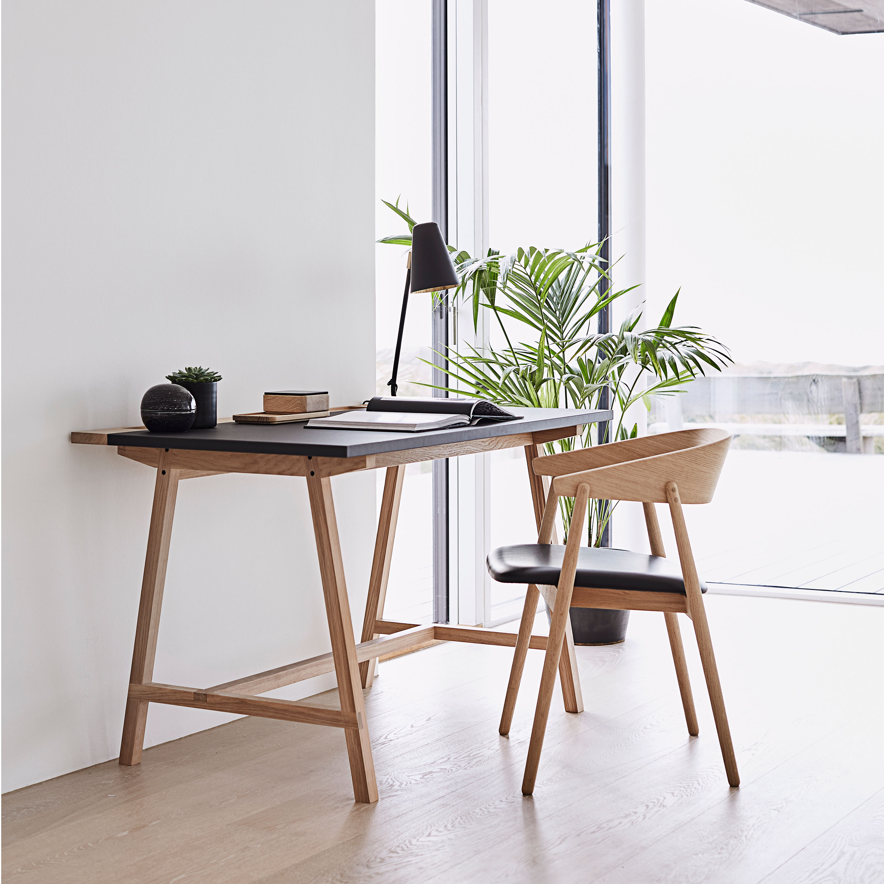 Andersen Furniture AC2 Armstol Hvitpigmentert Eik/Svart Lær