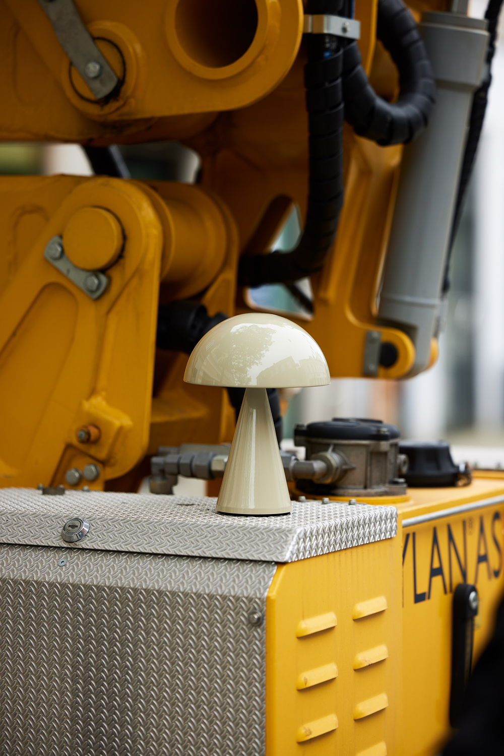 Hübsch Mush Portabel Bordslampa Sand 20cm