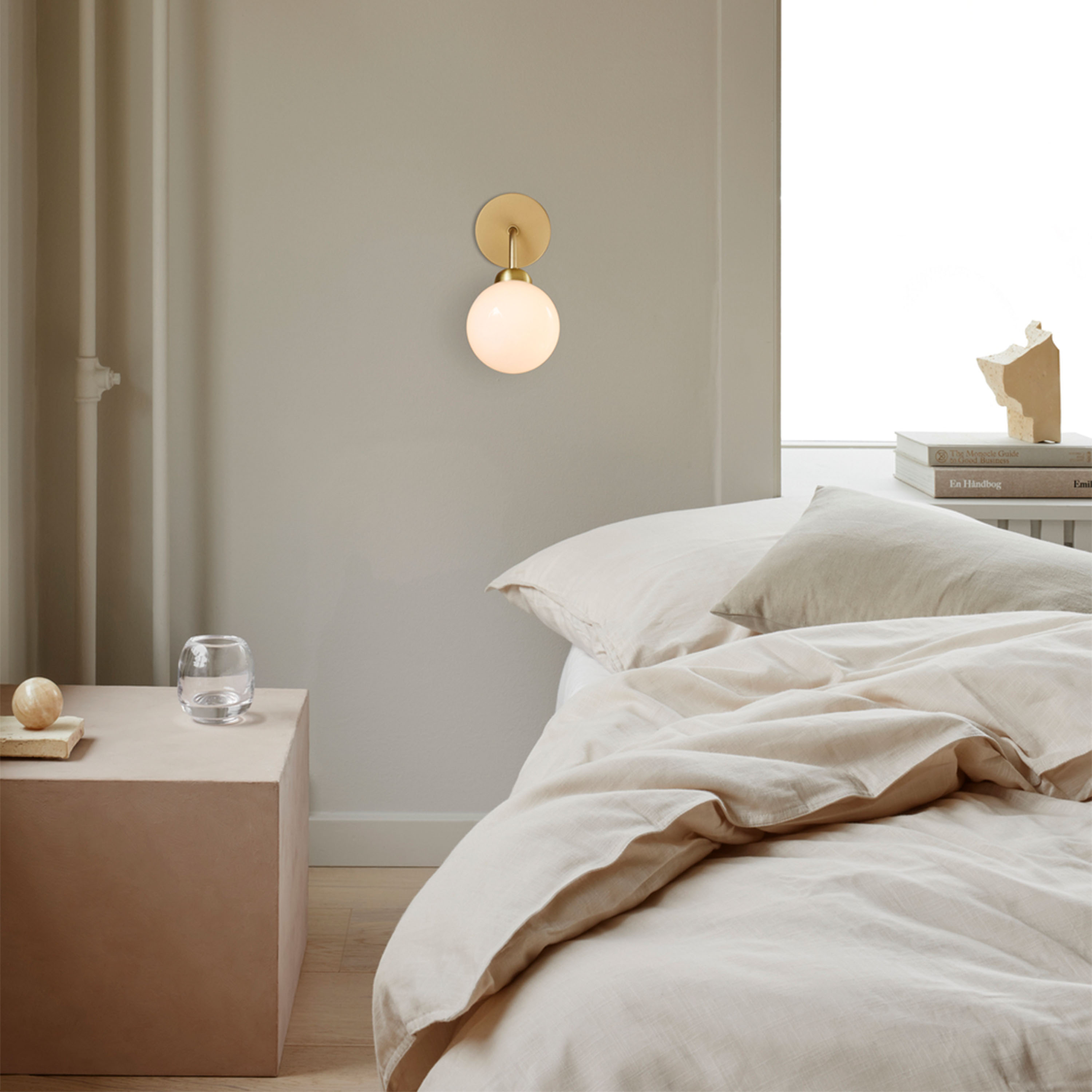 Nuura Apiales Vägglampa Brushed Brass/Opal