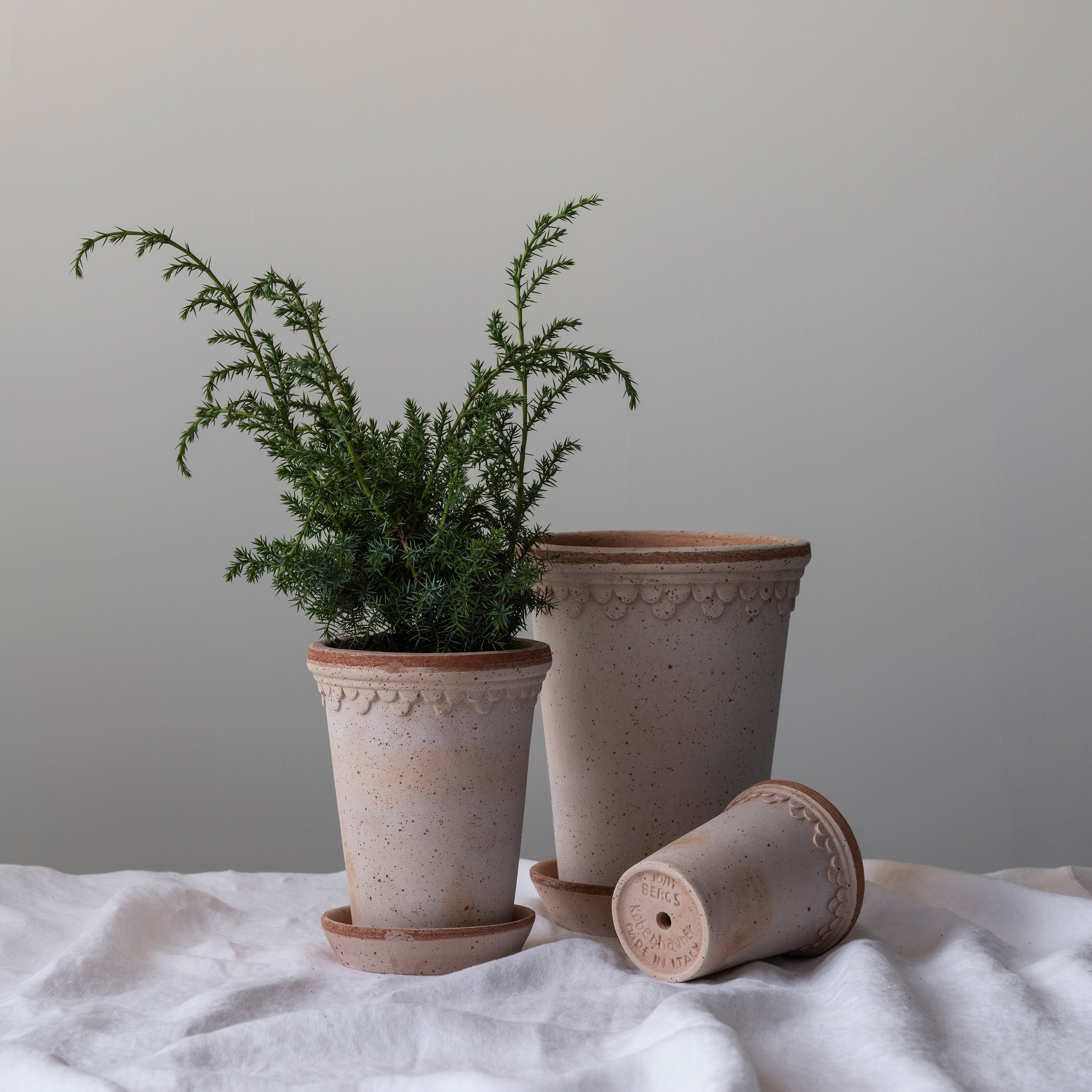 Bergs Potter Københavner Tall Topf mit Untersetzer Raw Rosa Terrakotta Ø18