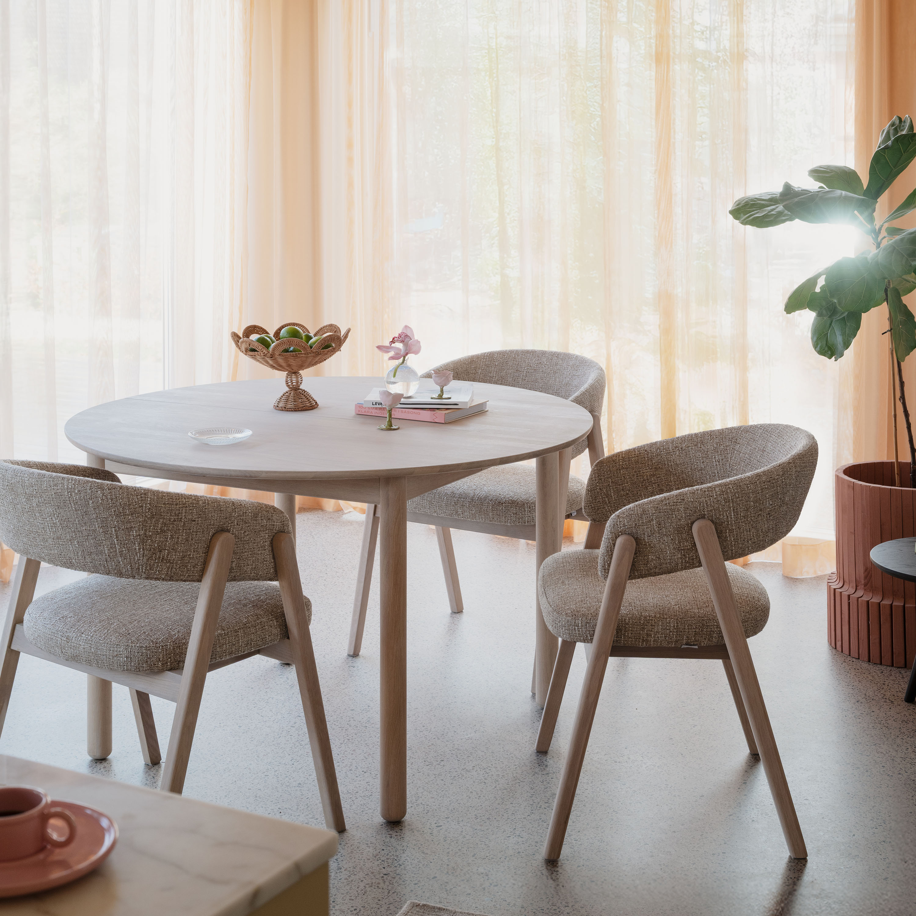 Rowico Home Barnaby Armlehnstuhl Dunkelbeige/Weißpigmentiert