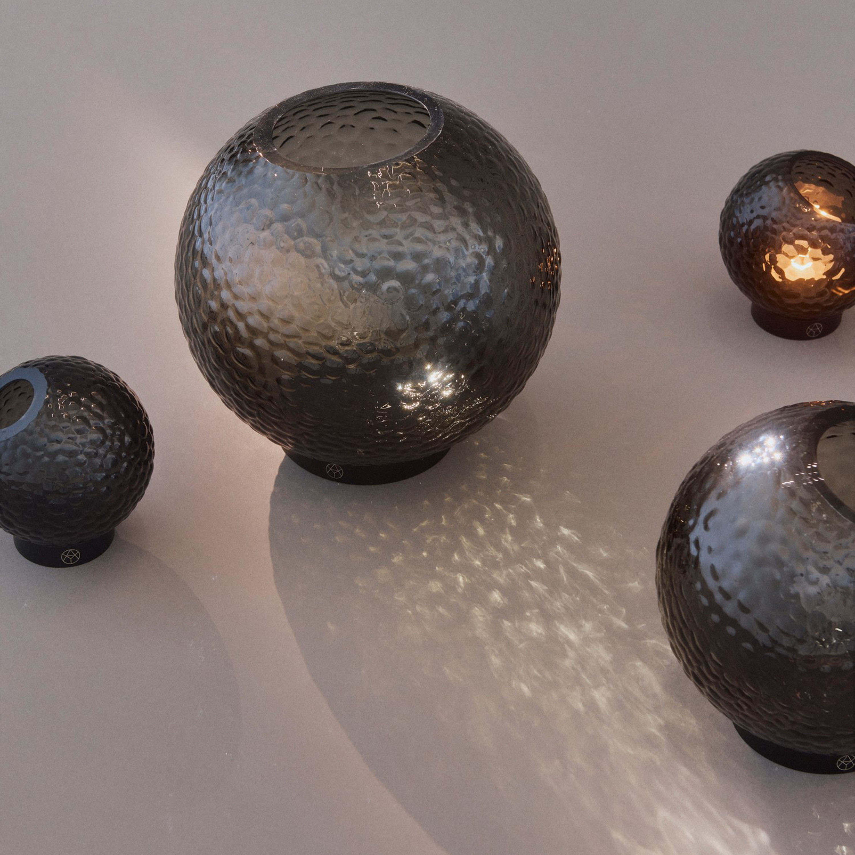 AYTM Globe Bubbles Vase Schwarz Ø21