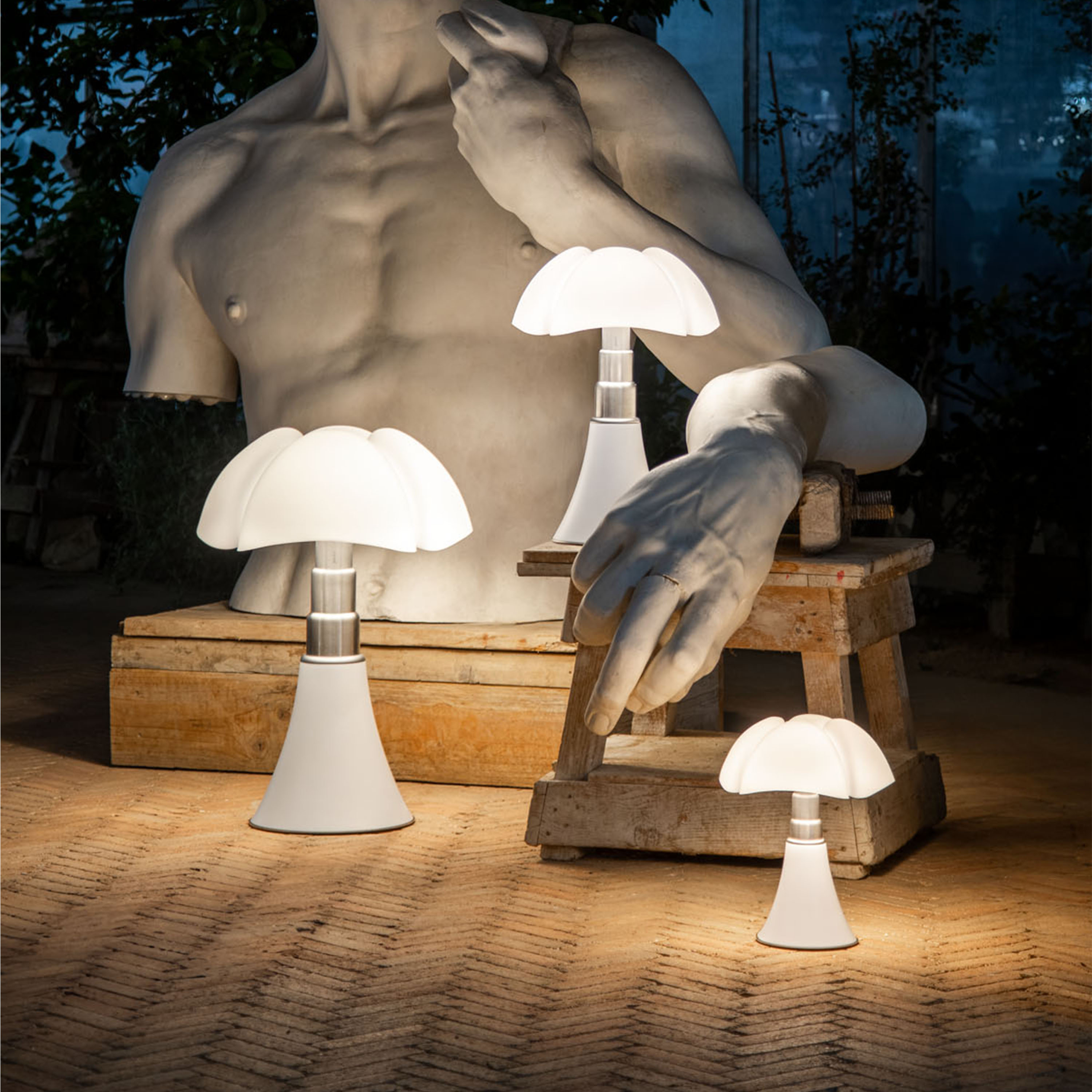 Martinelli Luce Pipistrello Medio Bordlampe Dimbar LED Matt Hvit