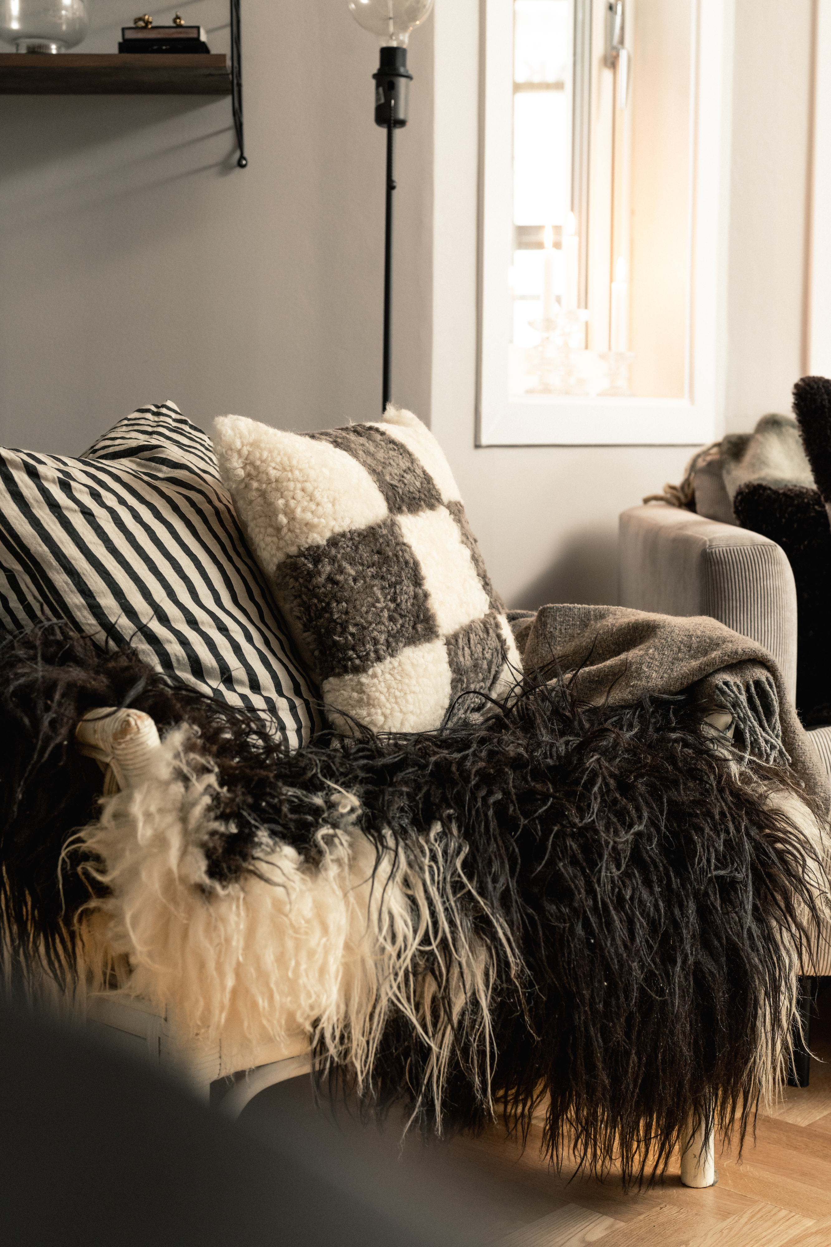 Shepherd Ruth Pyntepute i saueskinn Krem/Stein 40x40