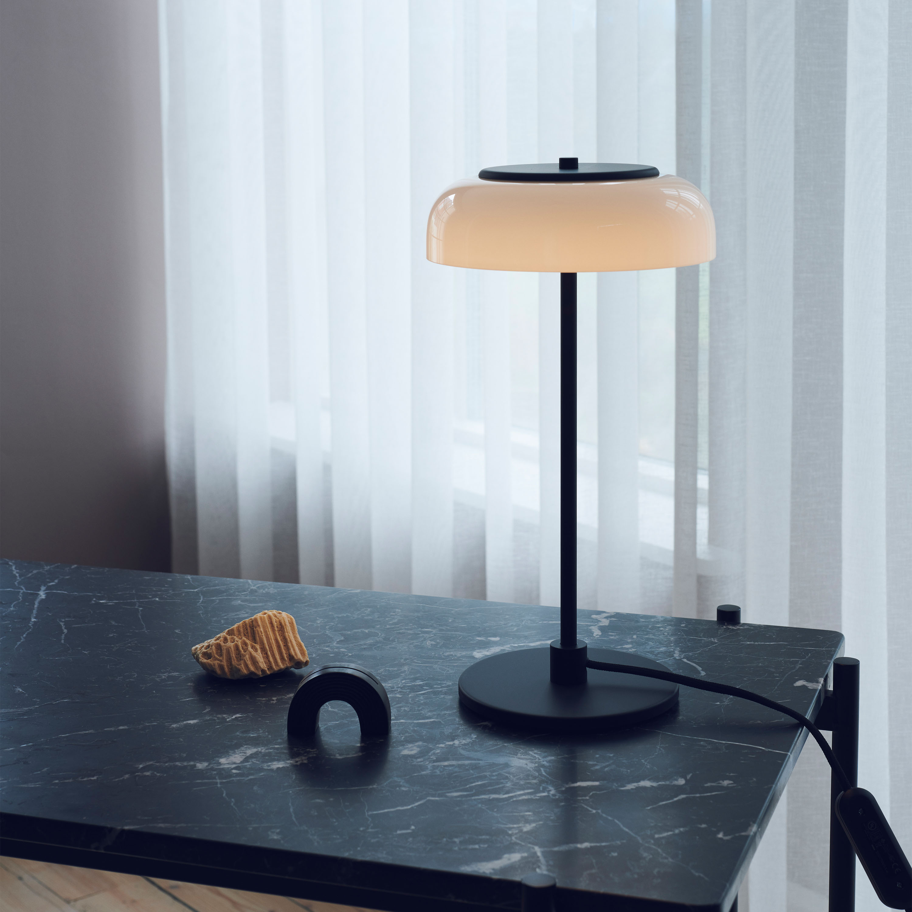 Nuura Blossi Bordslampa Black/Opal Small