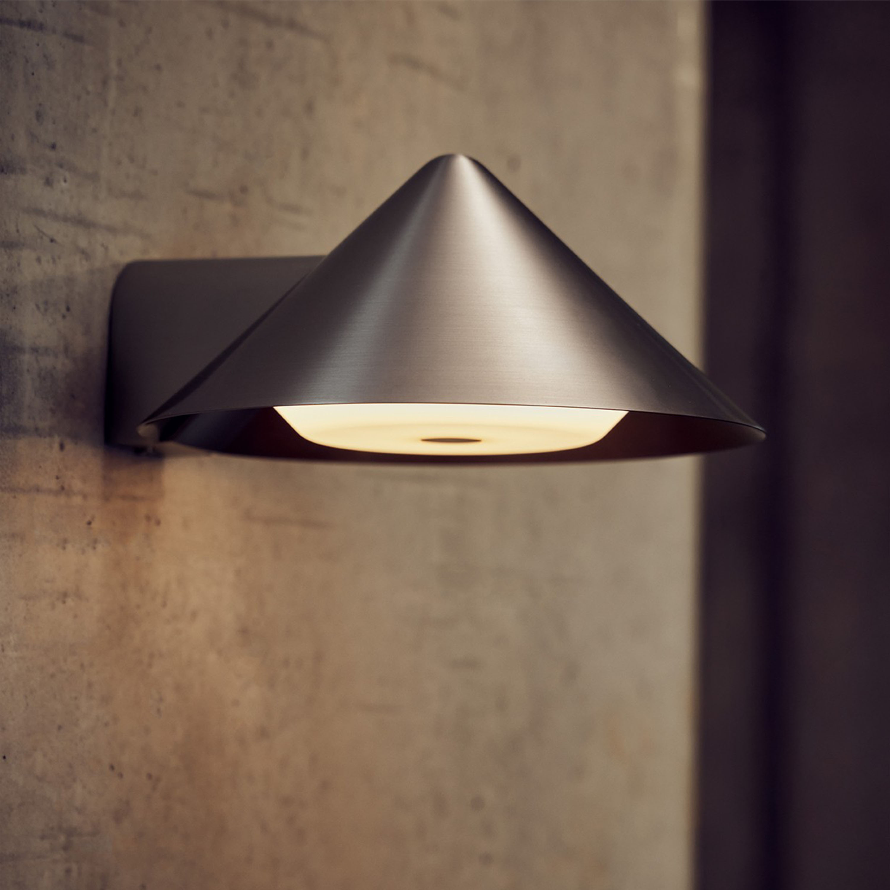 Frandsen Grasp-seinävalaisin harjattua alumiinia