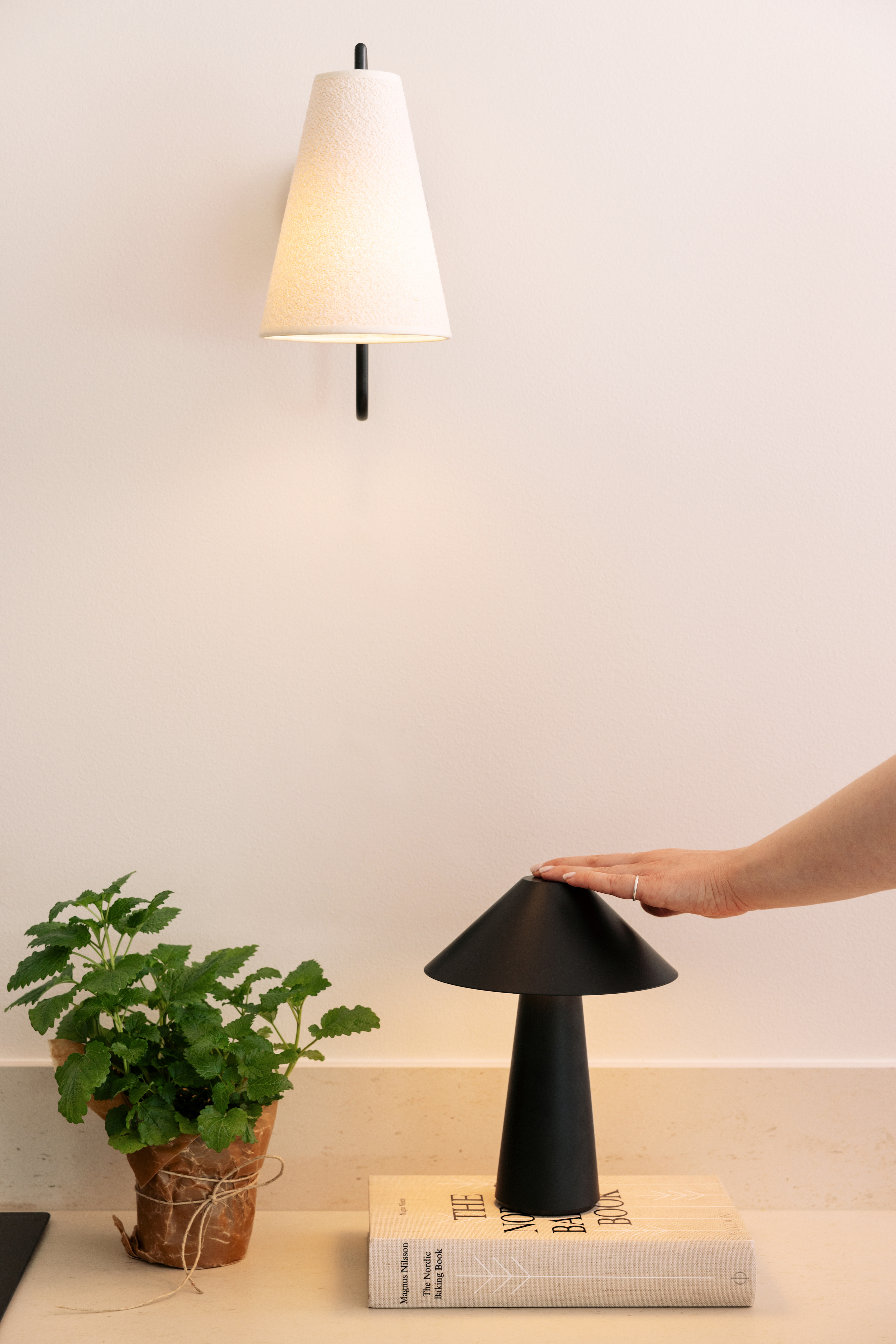 Globen Lighting Lou Vegglampe Bouclé Hvit/Svart