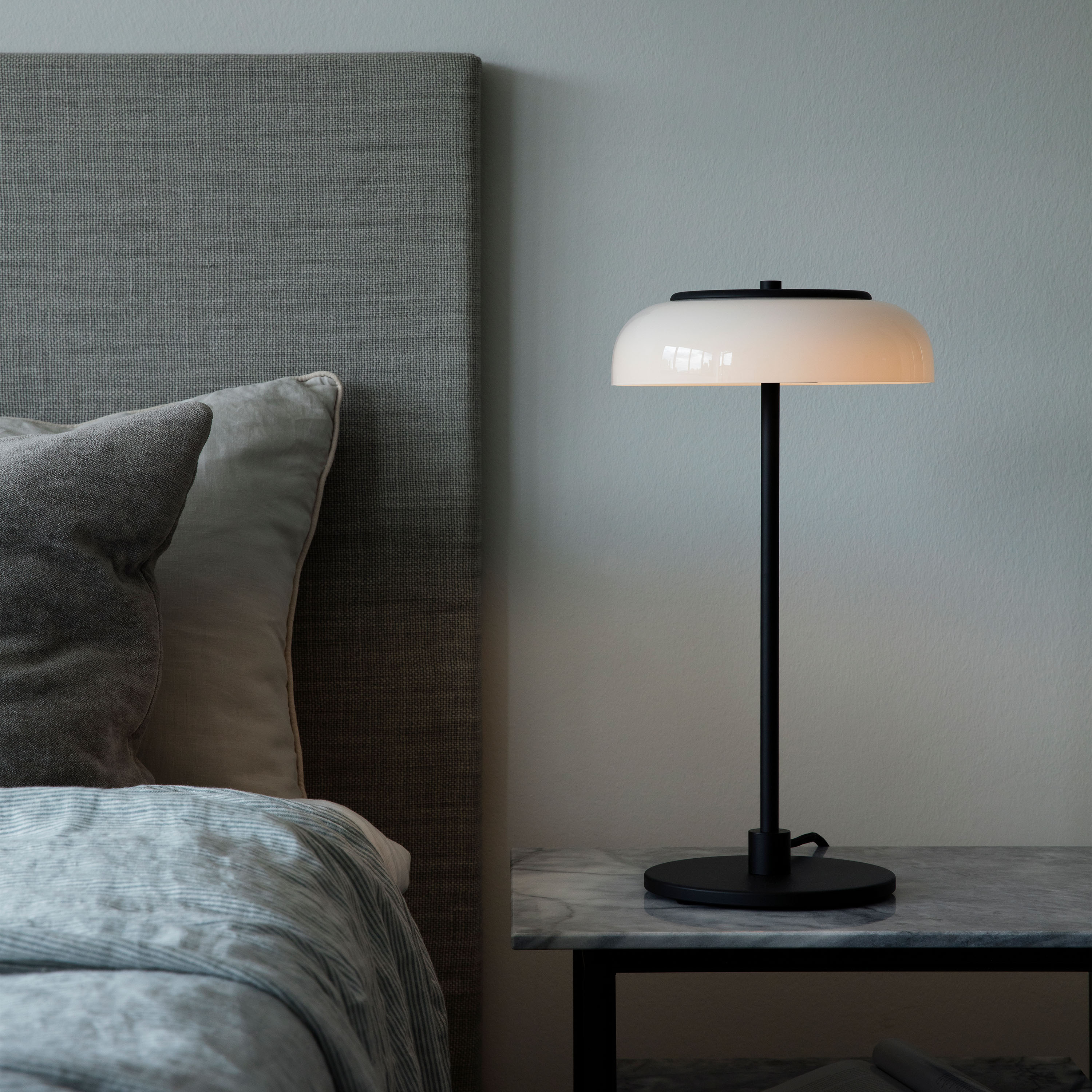 Nuura Blossi Bordslampa Black/Opal Small