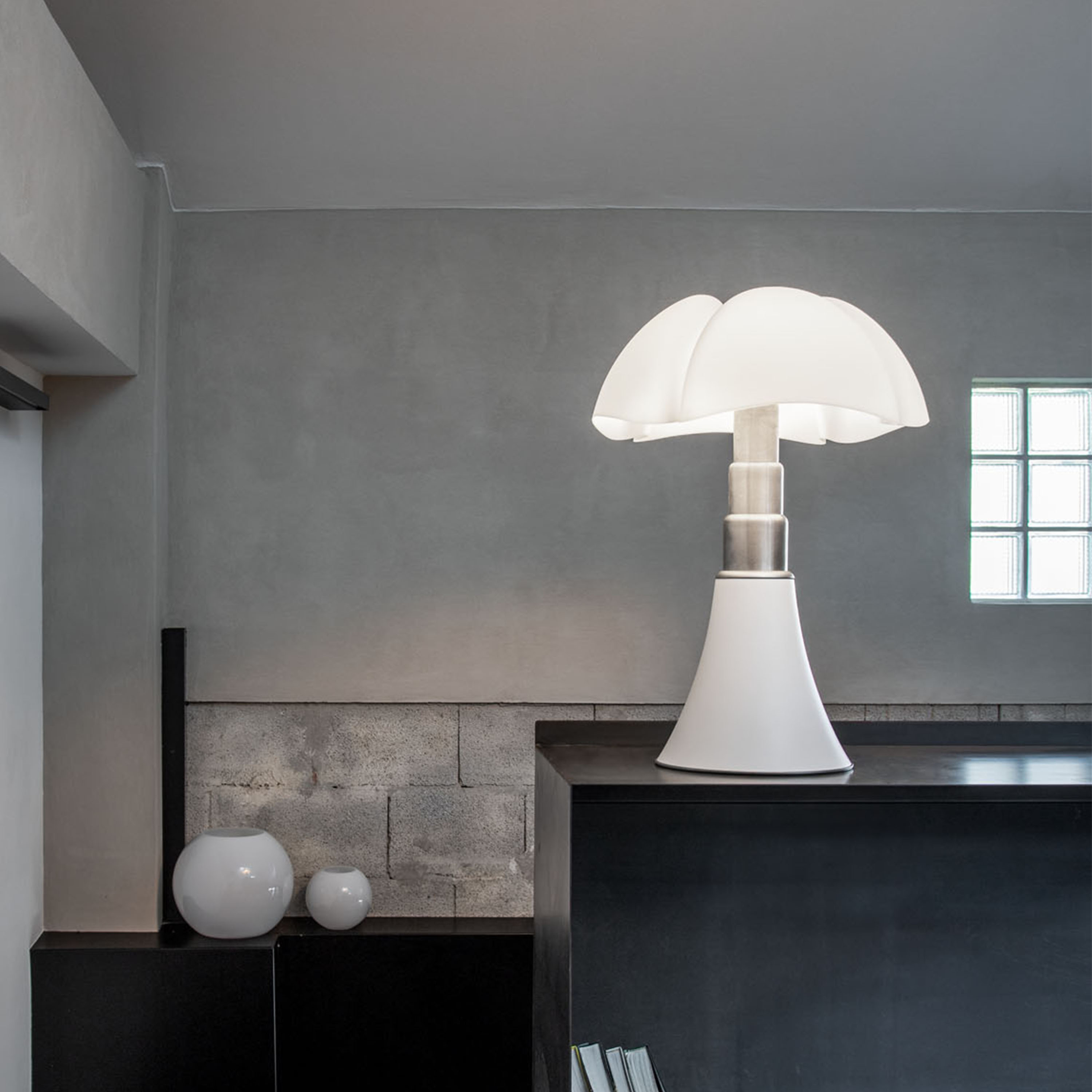 Martinelli Luce Pipistrello Medio Bordlampe Dimbar LED Matt Hvit