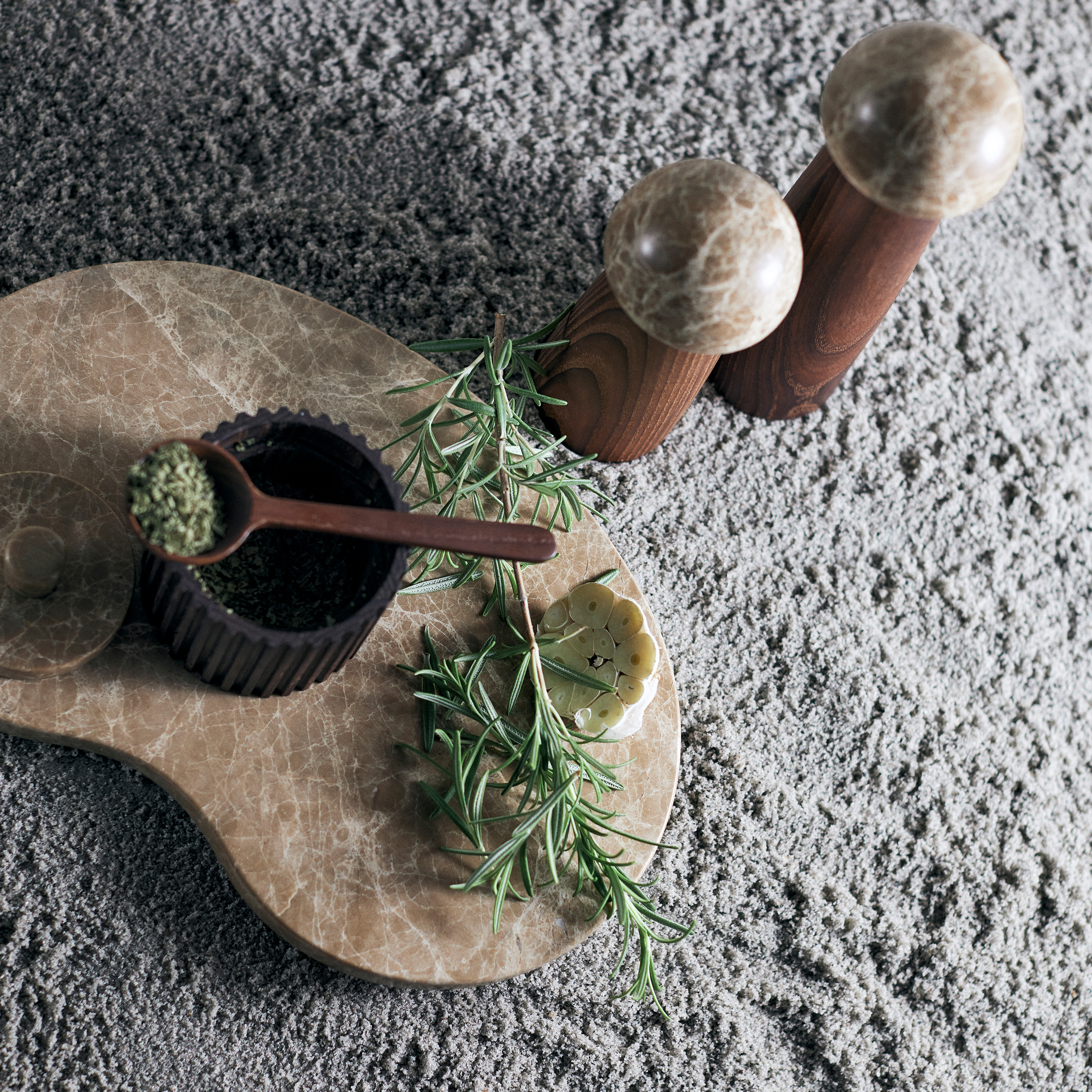 Muubs Mill Yami Salz- und Pfeffermühle Carbonized Ash/Marble Medium