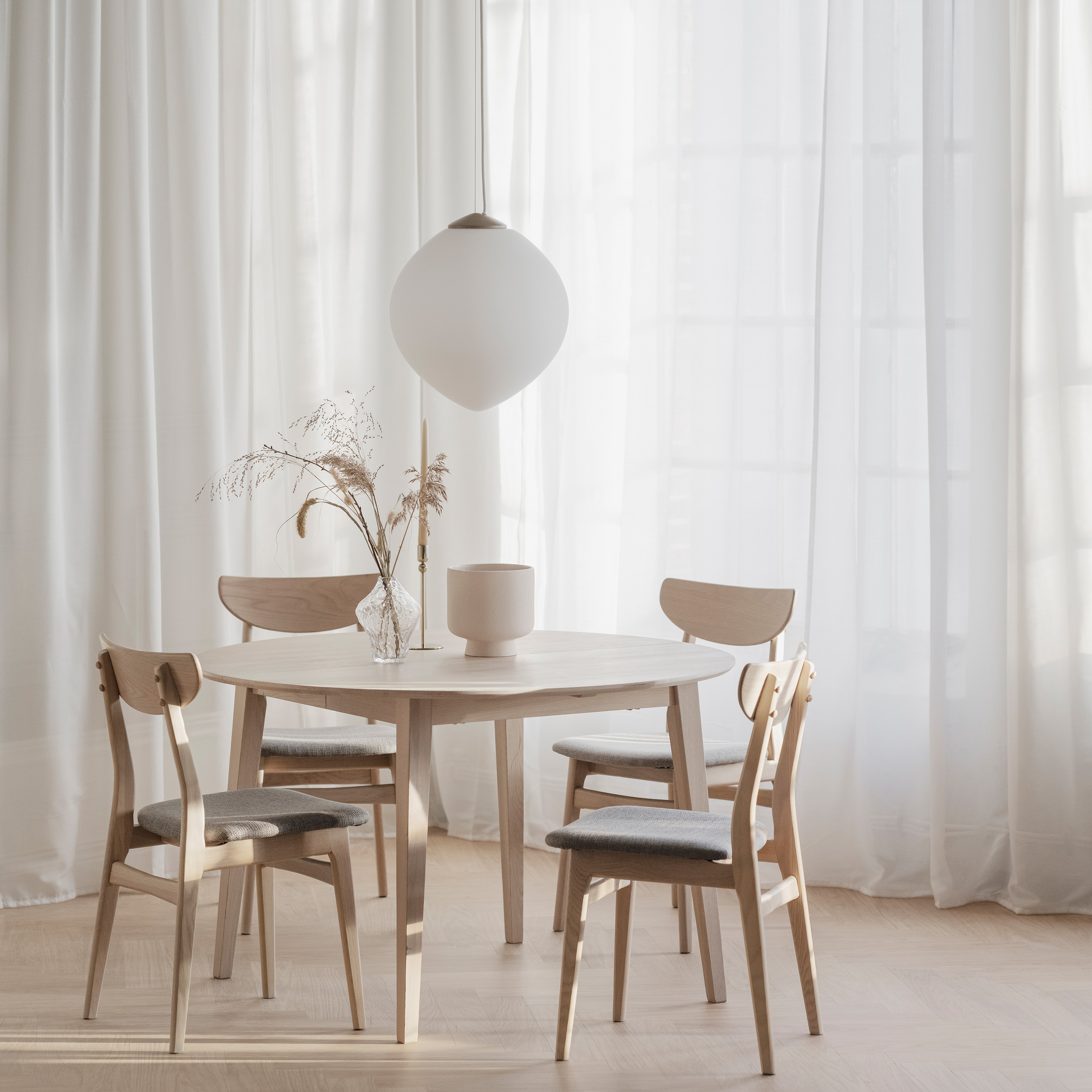 Rowico Home Filippa Matbord Vitpigmenterad Ø120/165cm