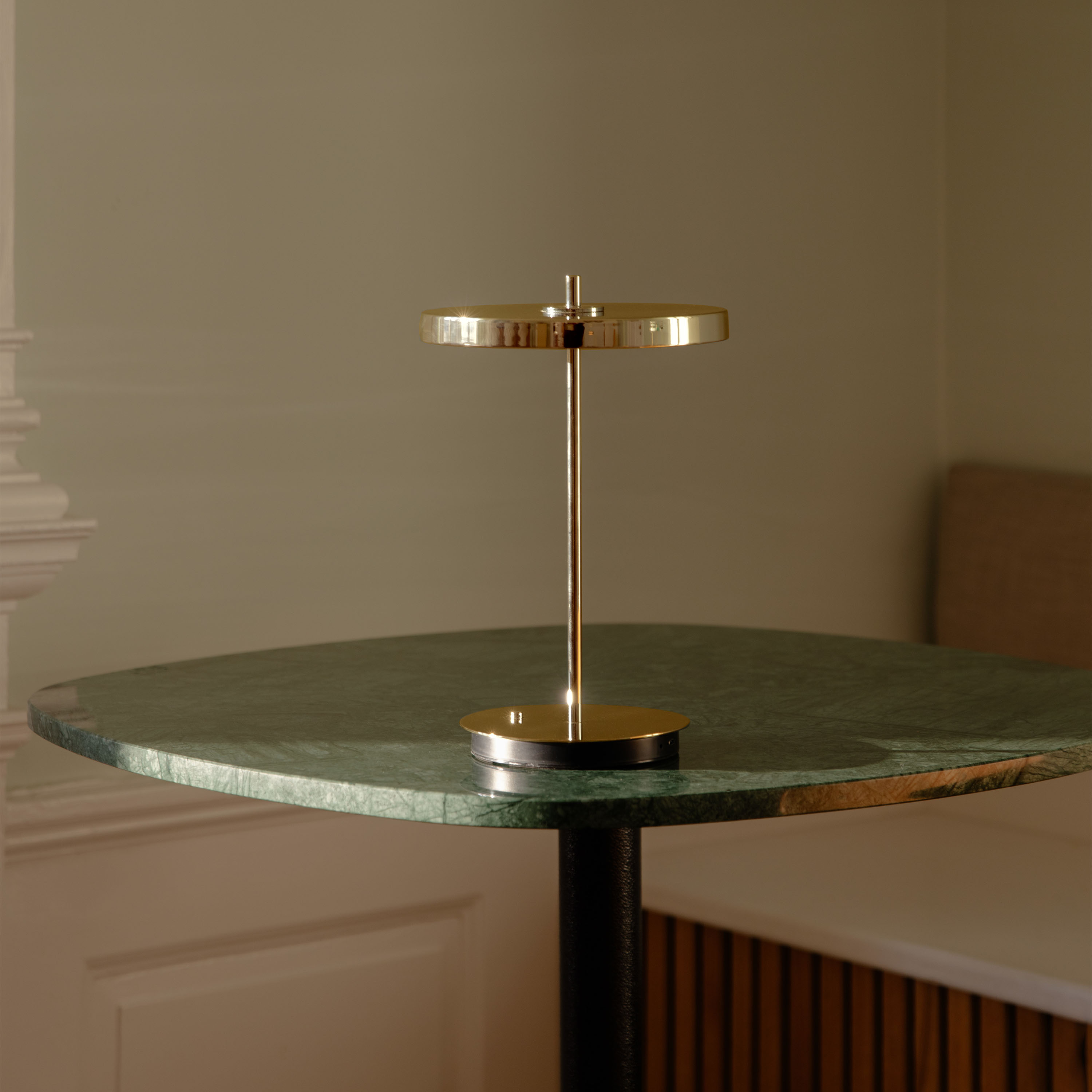 Umage Asteria Move Monochrome Portabel Bordslampa Brass