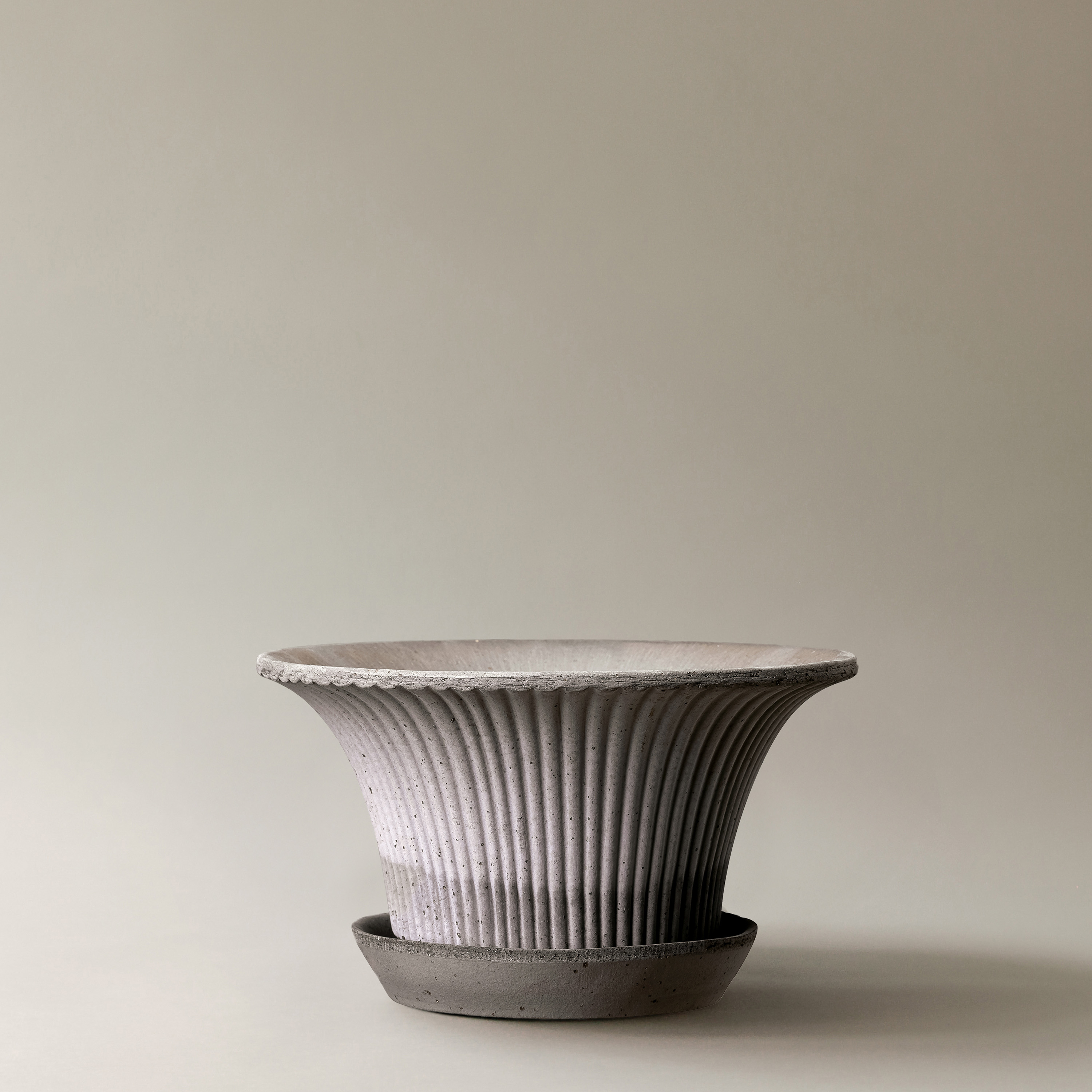 Bergs Potter Daisy‑ruukku aluslautasella Raw Grey Terrakotta Ø25