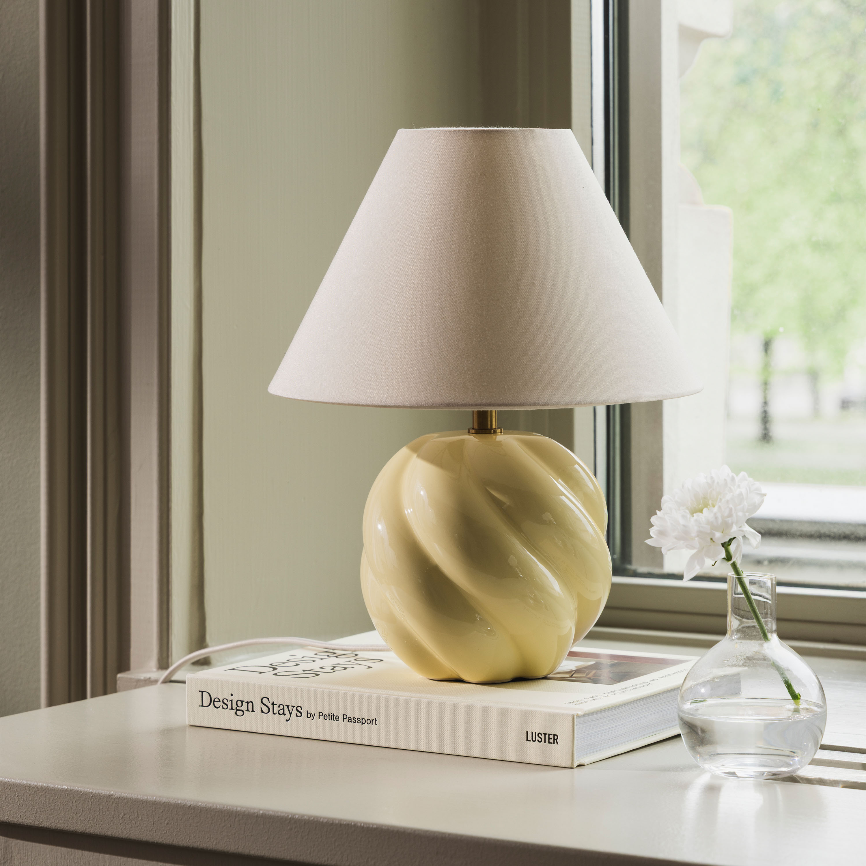 Globen Lighting Dahlia Bordlampe Butter Yellow 24cm