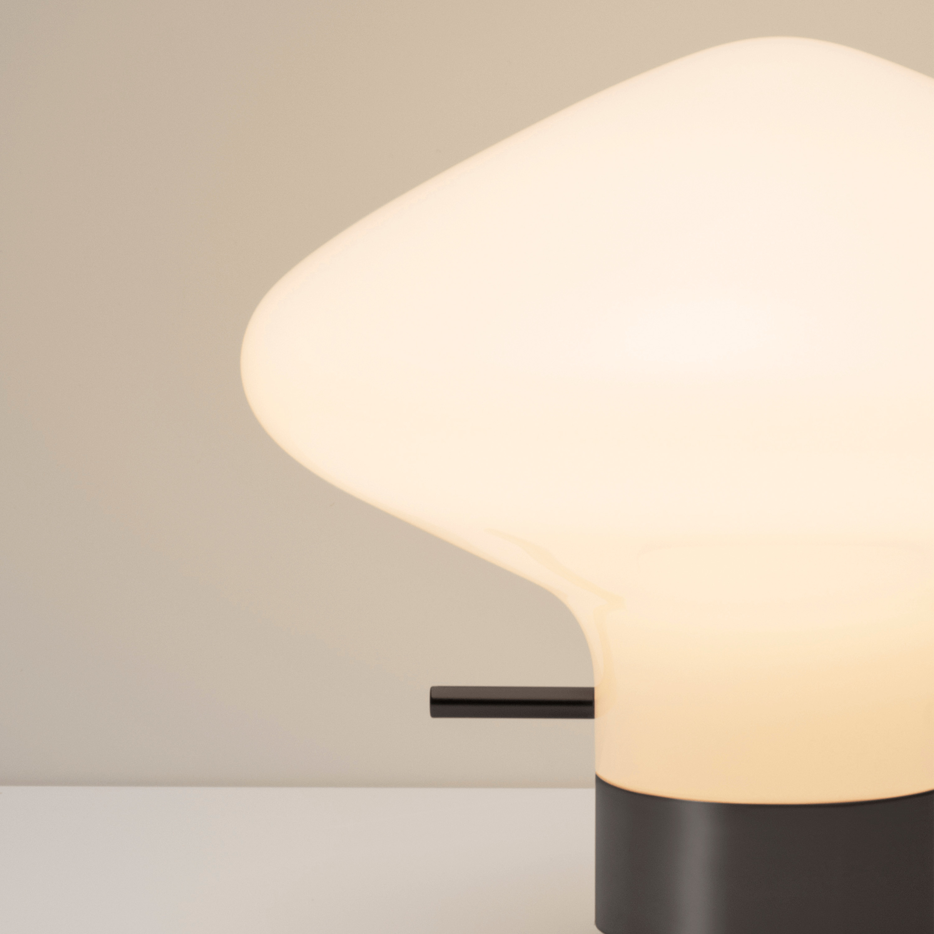 LYFA Repose Tischleuchte Schwarz 14cm