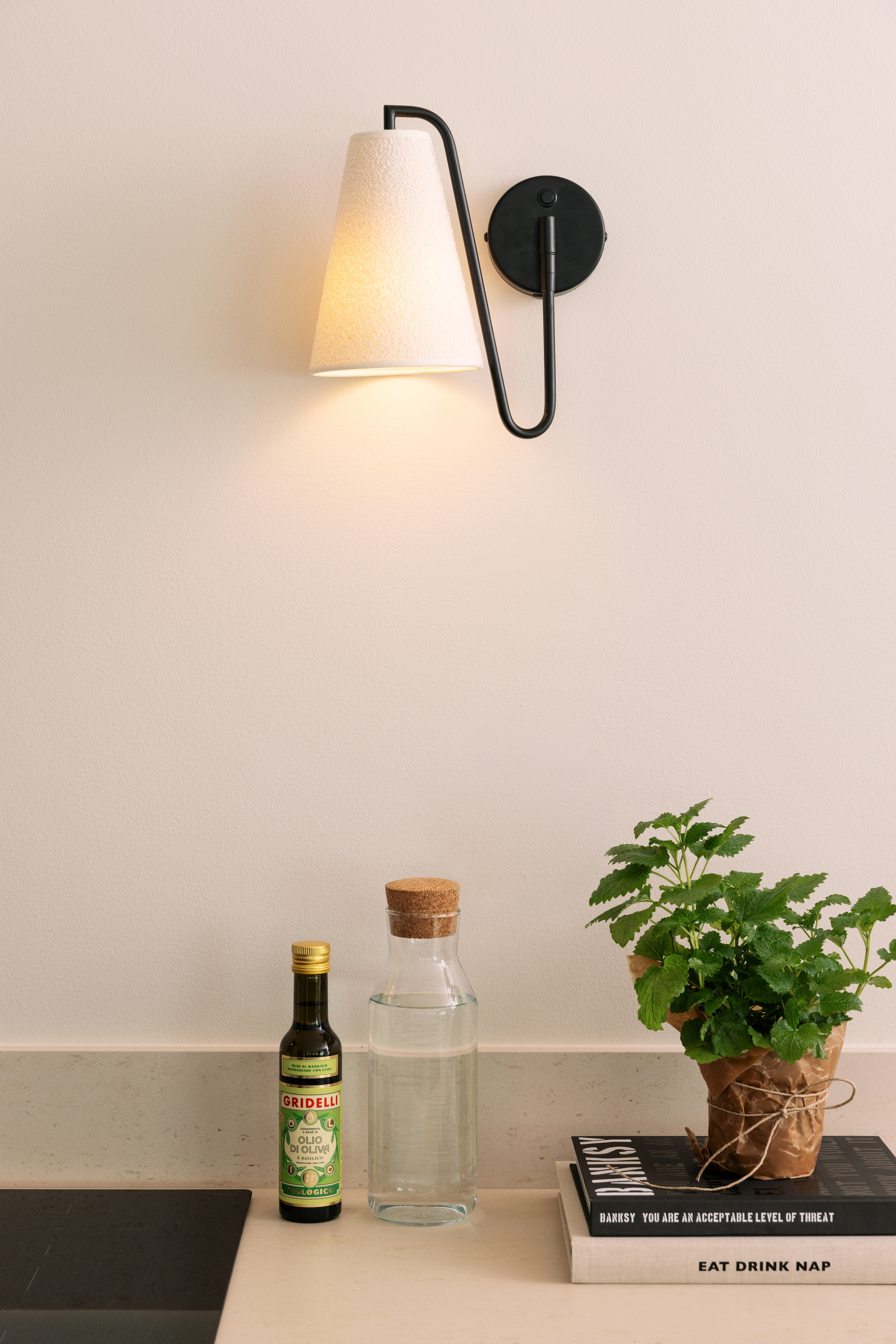 Globen Lighting Lou Vegglampe Bouclé Hvit/Svart