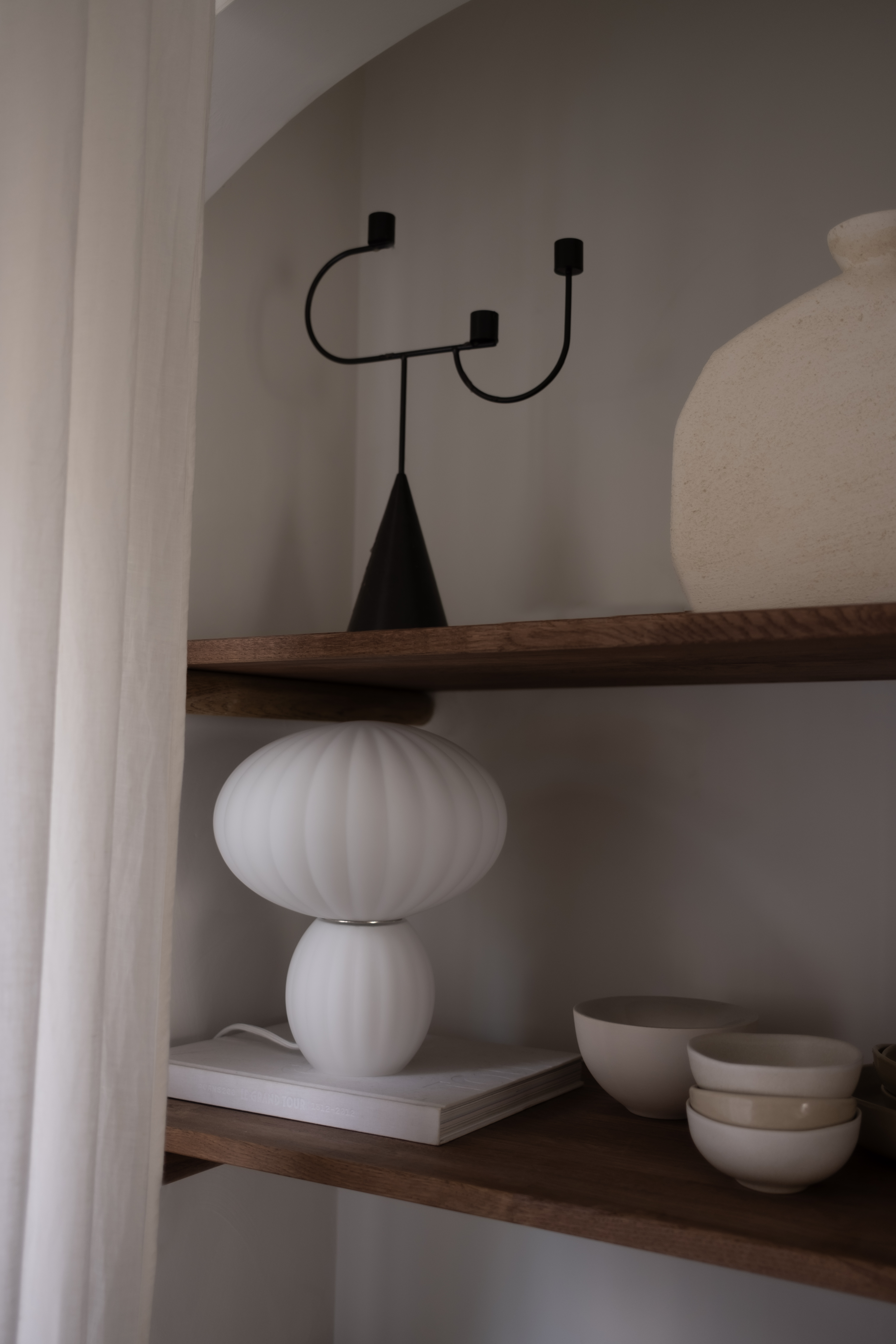 Hübsch Kumu Tischlampe