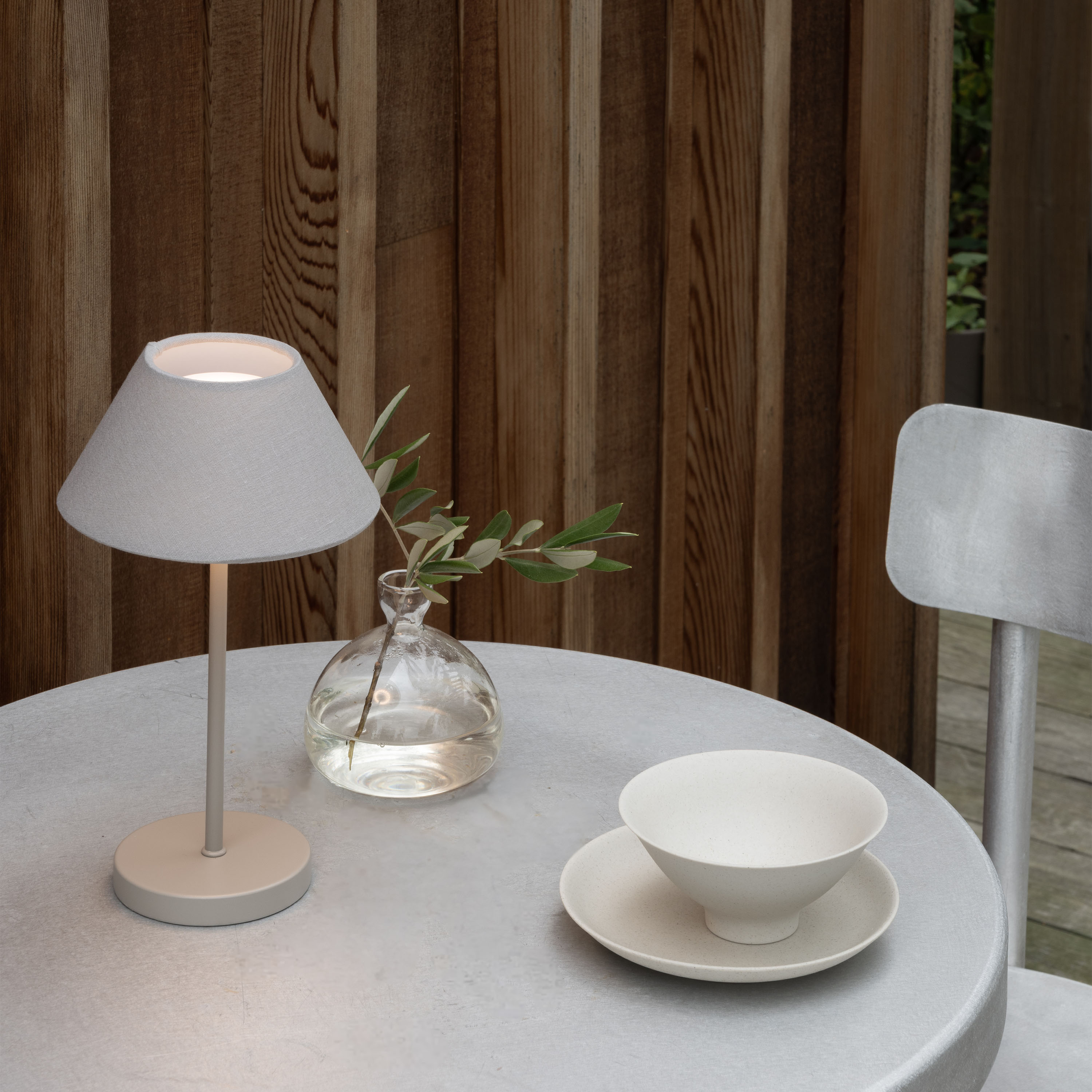 Watt &amp; Veke Teya Tragbare Tischleuchte Warm Grey 26cm