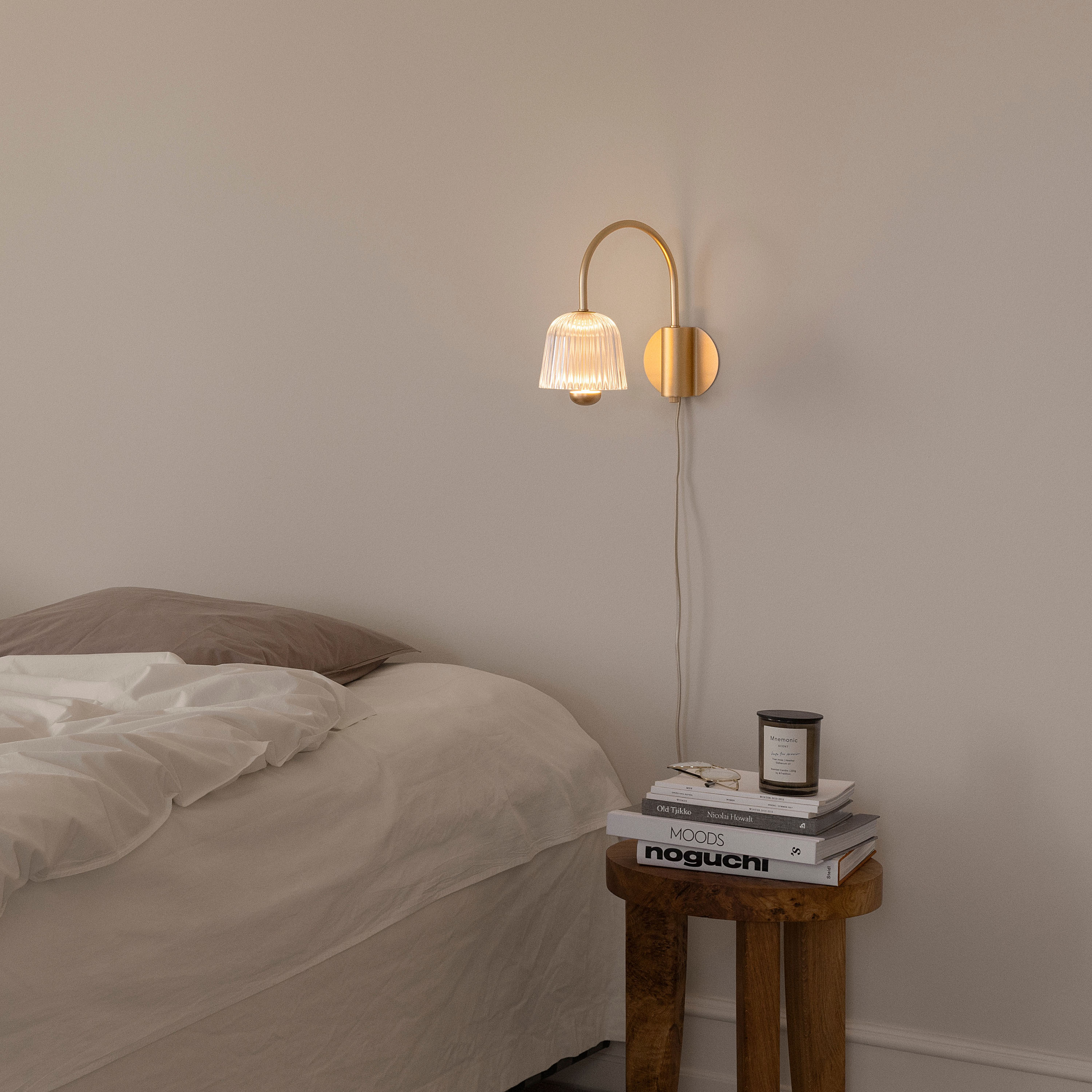 Nuura Asteea Vägglampa Satin Brass/Ripple Clear