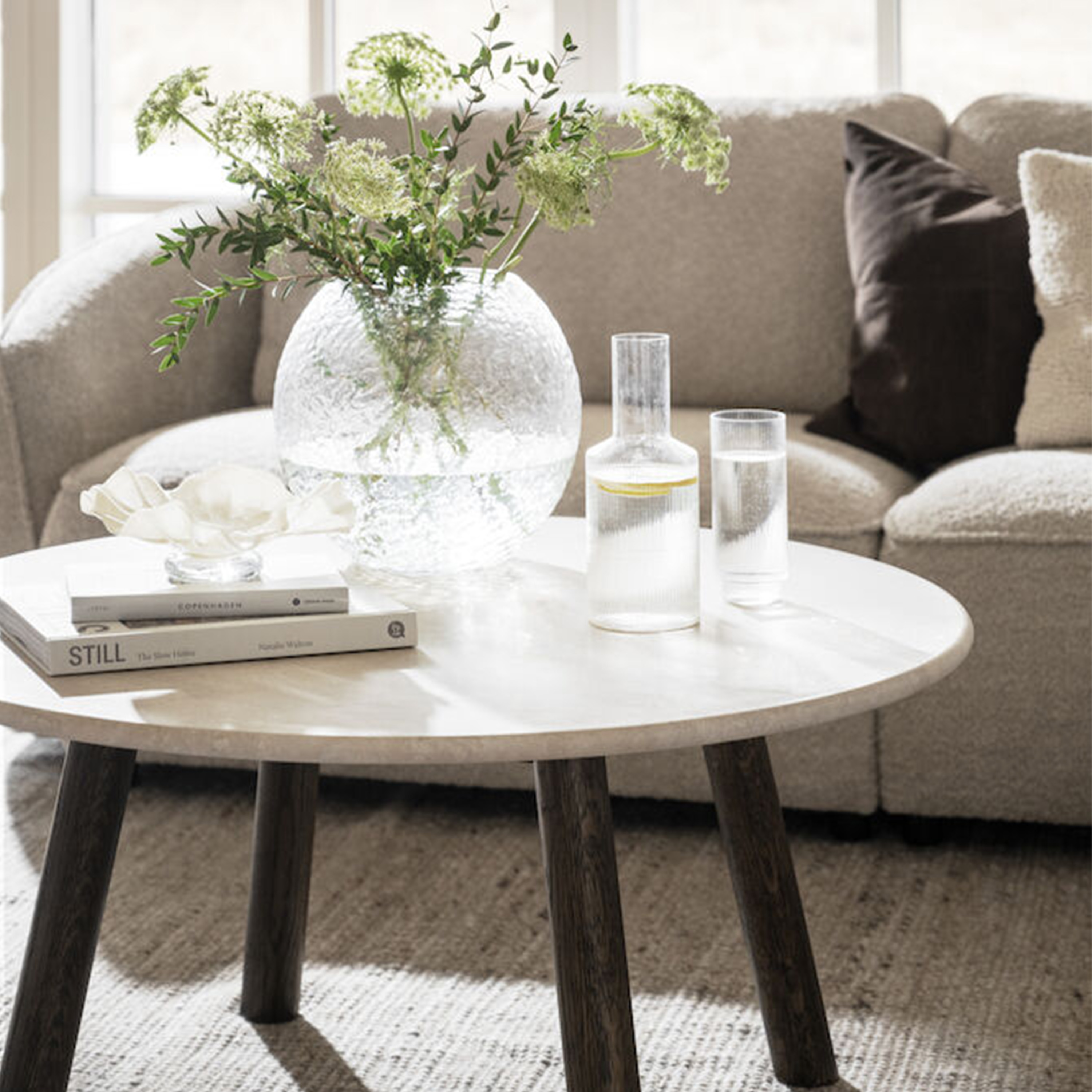 Rowico Home Taransay Soffbord Beige Travertin/Brun Ek Ø90