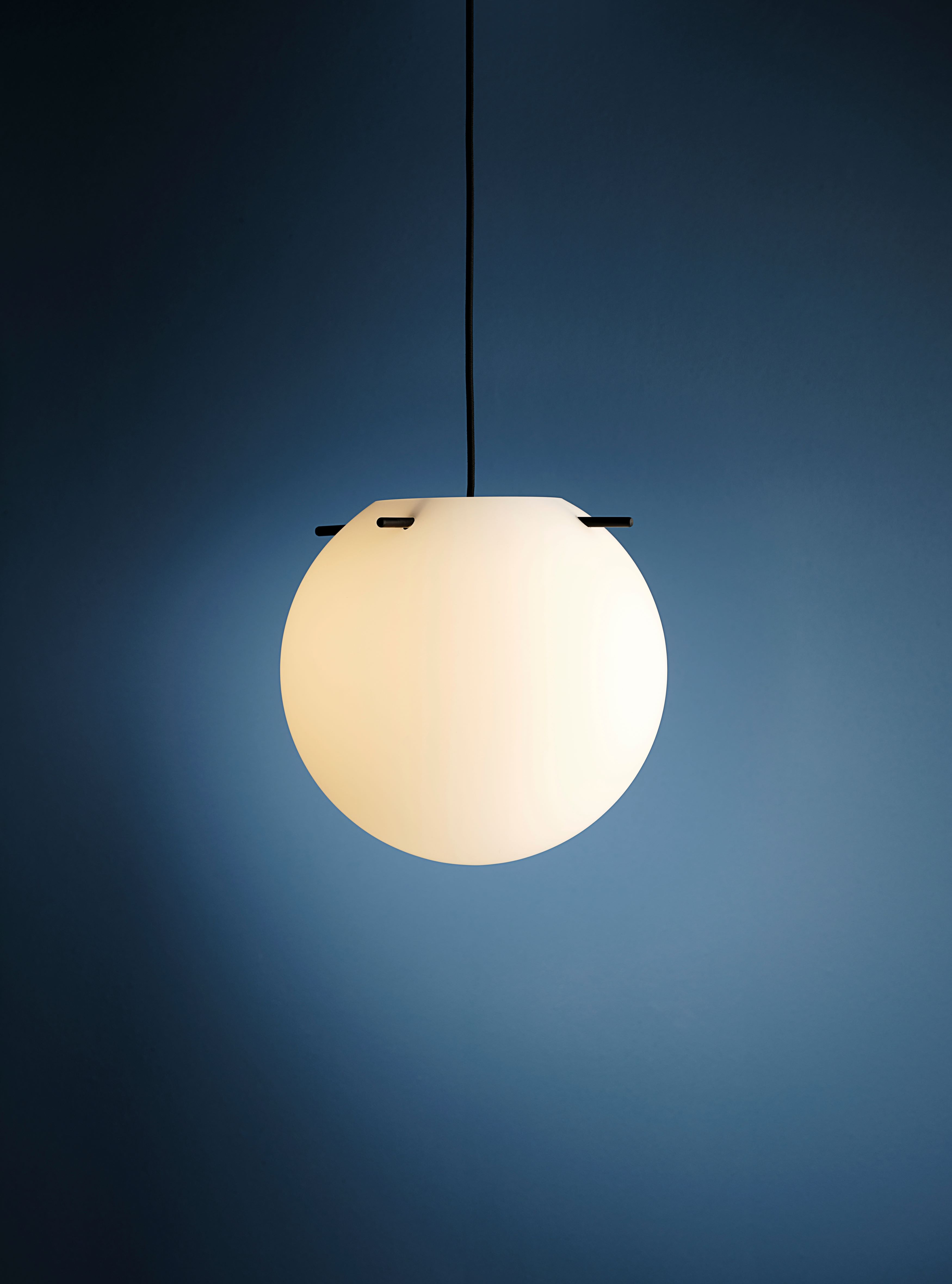 Frandsen Koi Kattokruunu Opal Valkoinen/Musta Tikut Ø32